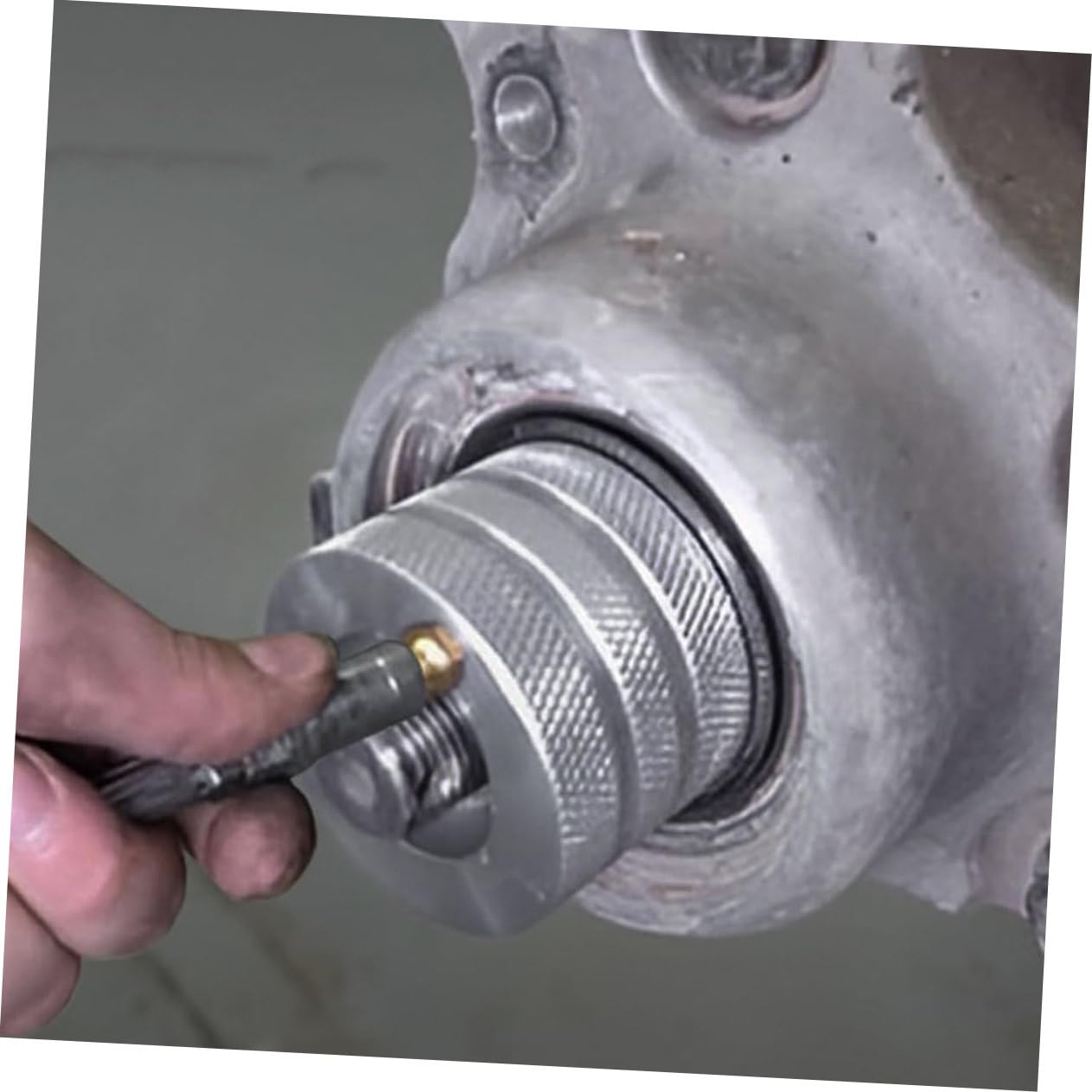 FUNOMOCYA Wheel Grease Tool Greaser Replacement Tool for Efficient Lubrication of Car Wheel Bearings Precise Injector for Easy Maintenance and Performance