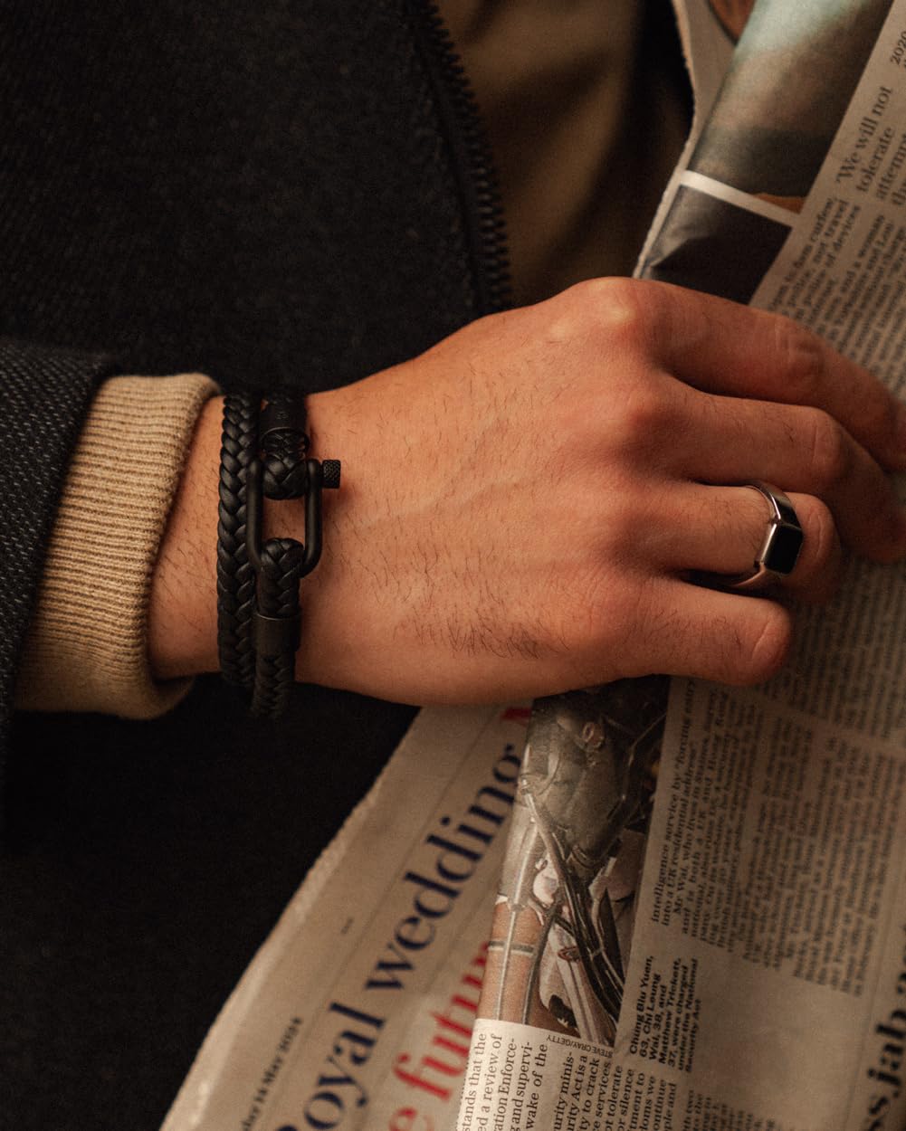 Forge & Foundry Schwarzes geflochtenes Lederarmband für Herren | mattschwarzer D-Schäkel Schraubverschluss | Design-gelassen, Kunsthandwerkerschmuck aus London