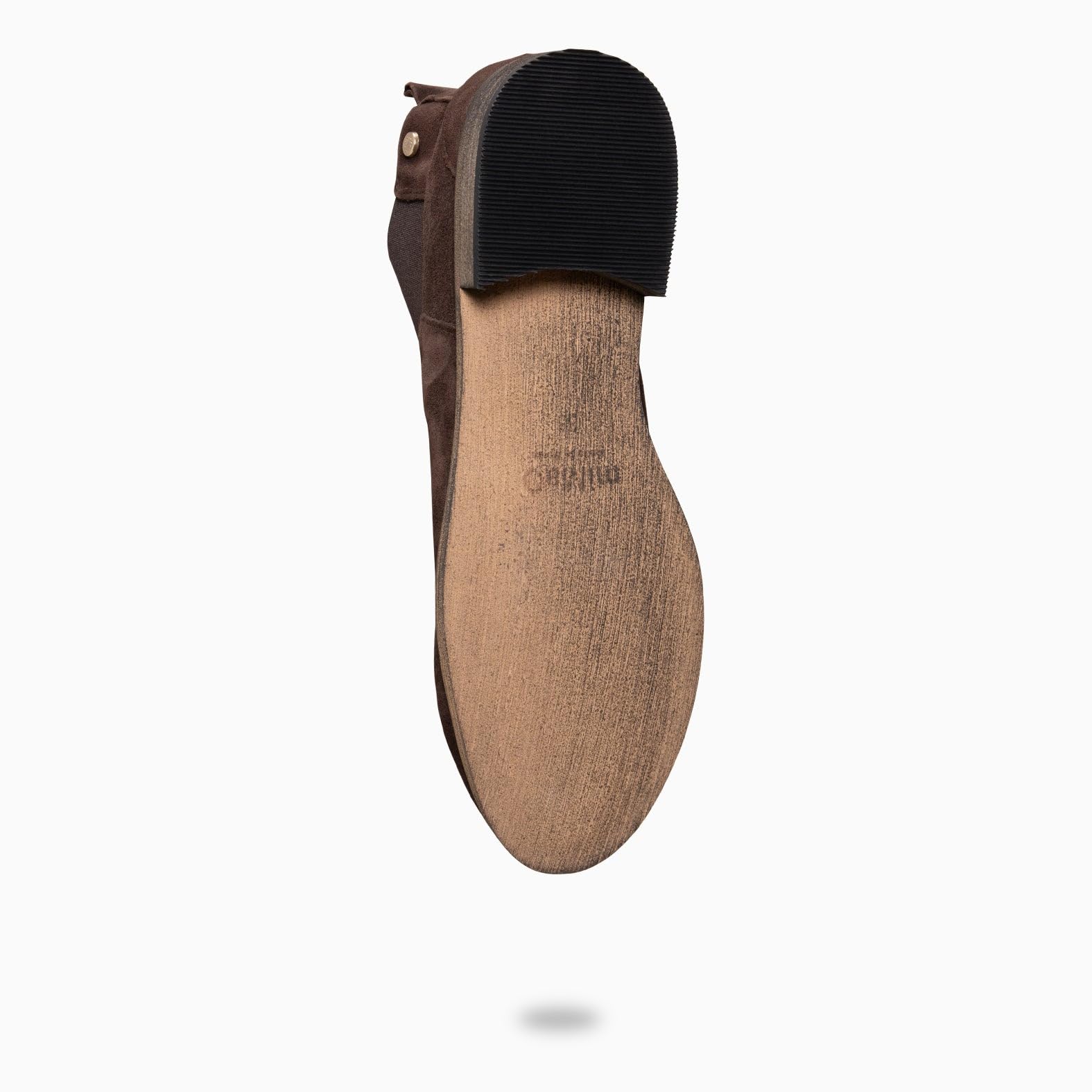 miMaO. Botines bajos de mujer en piel con elásticos laterales y plantilla de gel. Hecho en España