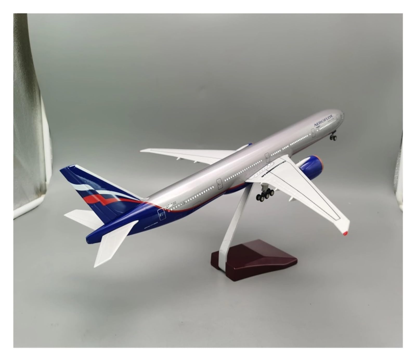 Aereo in Metallo pressofuso 47 cm Scala 1/157 per Modello di Aereo B777 Modello di Aereo Russo W Carrello di atterraggio con Luce e Ruota per Raccolta ed Esposizione (con Luce)