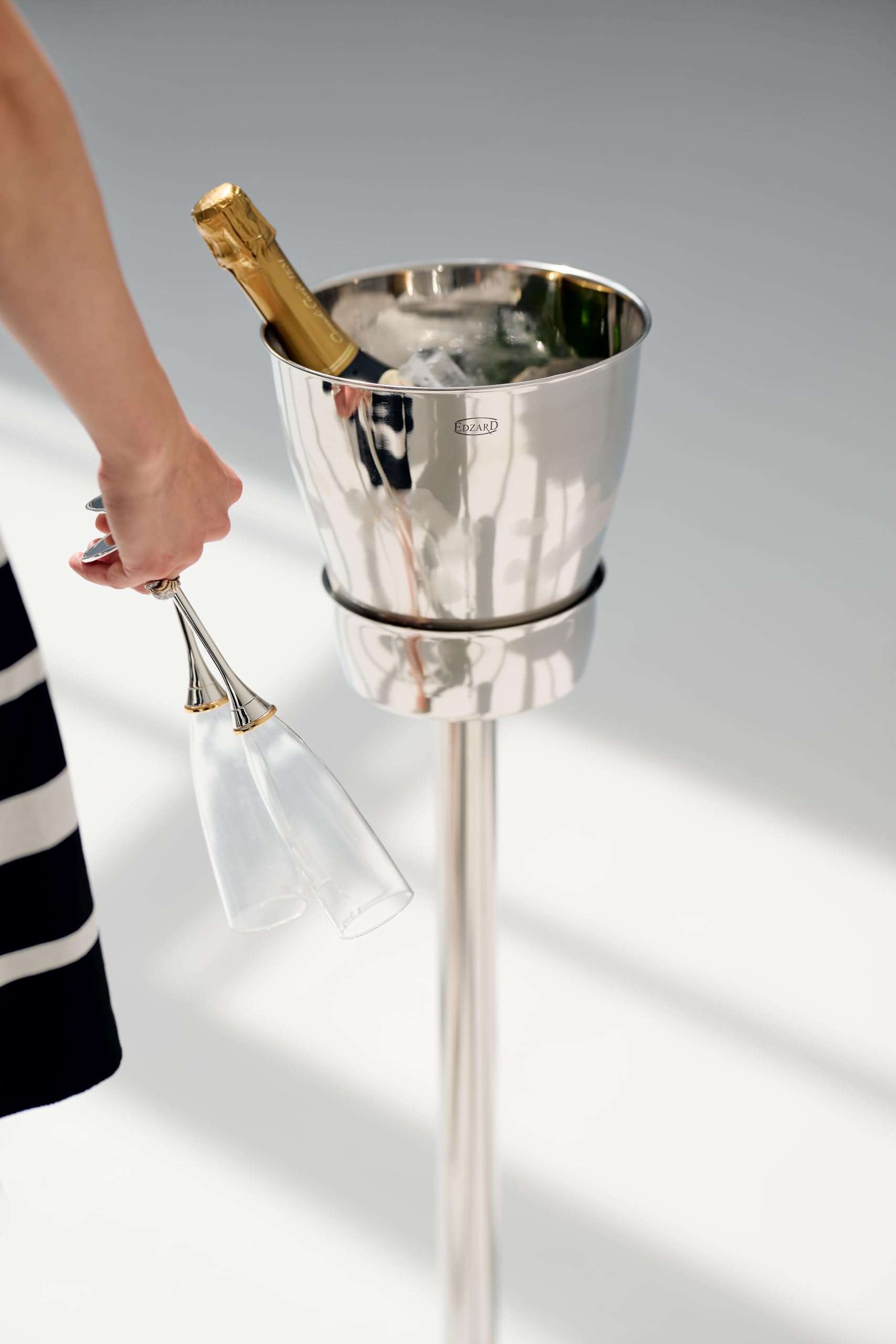 EDZARD Sektkühler Aspen aus Edelstahl - Flaschenkühler, Champagner Kühler inkl. Ständer - Weinkühler Getränkekühler für 1 Flasche - Schale für Wein, Sekt & Eiswürfel