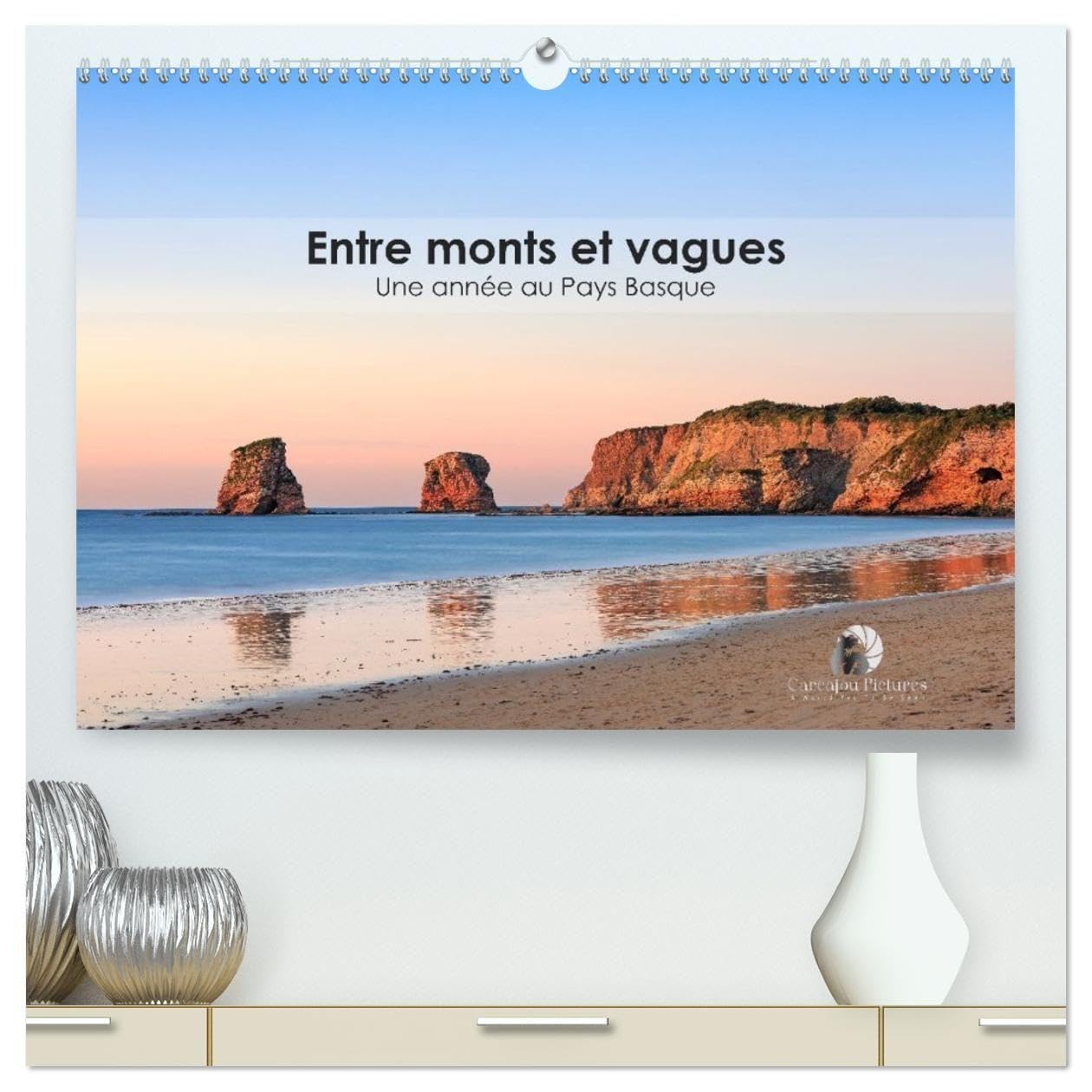 Entre monts et vagues - Une année au Pays Basque (Calendrier mural haut de gamme 2027 DIN A2 vertical), CALVENDO calendrier mensuel: Un calendrier ... et la majesté des monts du Pays Basque.