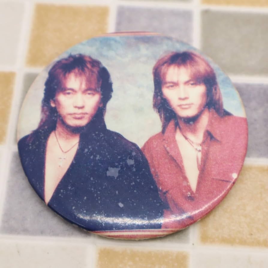 Amazon.co.jp: B'z 顔写真付き バッジ2つセット｜B'z コレクター