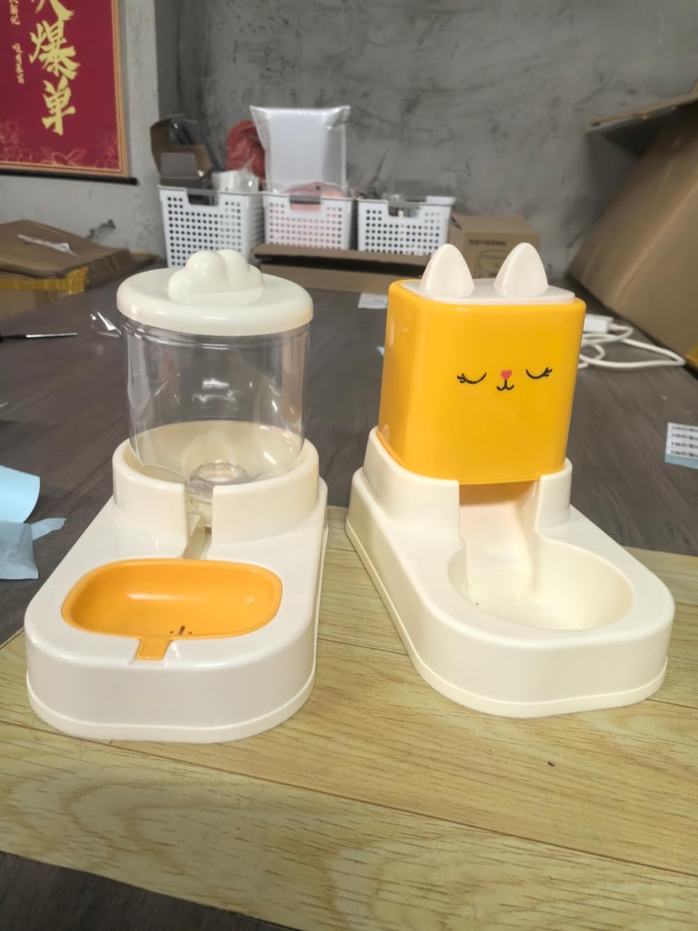 dispenser crocchette gatto,distributore cibo gatti, dispenser di cibo e irrigazione, 2 ciotole con erogatore d'acqua 2,2 l + 1,8 l (giallo)