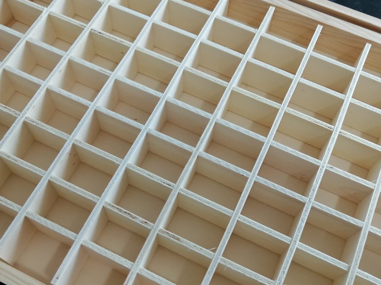 Vitrina Colecciones. con 81 divisiones. Ideal colección dedales. Medidas: 30*5*40 cms. En Pino Natural, se Puede Pintar.