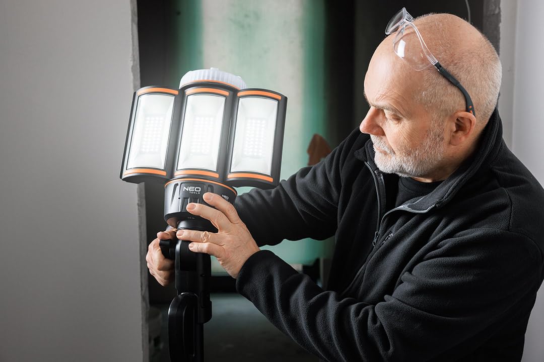 NEO TOOLS Akku Arbeitsstrahler 5000 lm, IP44, Höhenverstellbar Bis 200cm | Wiederaufladbare Baustrahler mit Stativ, Arbeitszeit bis zu 15 Stunden, Möglichkeit, Im Taschenlampen zu arbeiten