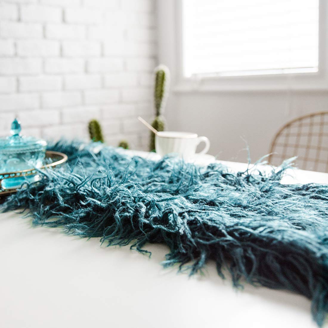 Chemin de table moderne en fausse fourrure à poils longs ultra doux pour maison, cuisine, fête, mariage (bleu paon, 30,5 x 221 cm)