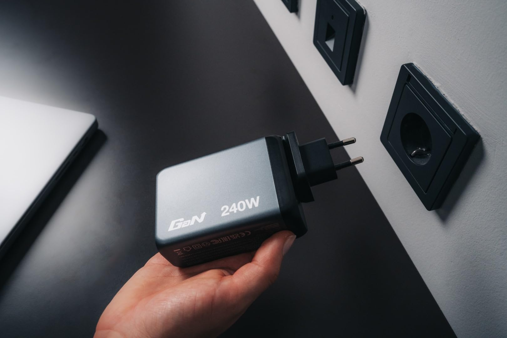 Alimentatore Verbatim - Gan - 240 Watt - 5 A - Power Delivery 3.1, Qc 3.0, Pd 3.0, Pd/pps - 4 Porte Di Uscita (3 X UsB-C, Usb Type a)