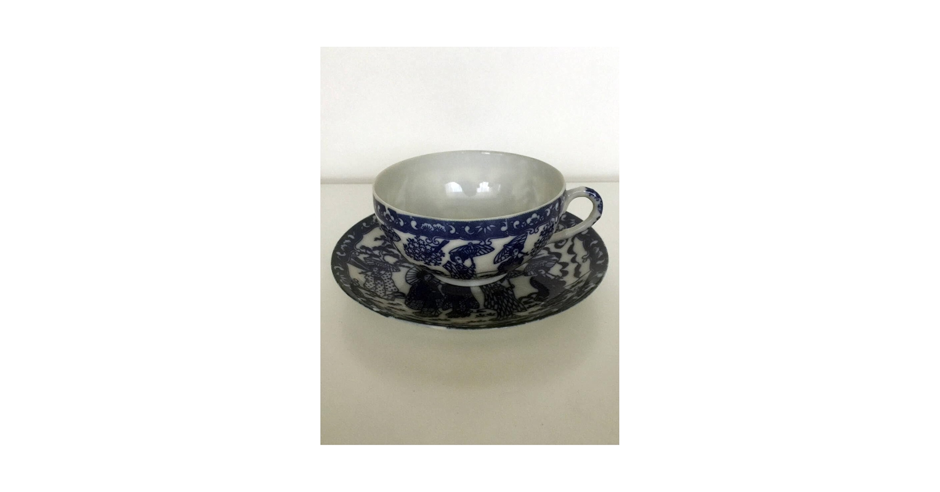 アンティーク　芸者透かし絵入り　ティーカップセット　エッグシェル アンティーク 芸者透かし絵入り ティーカップセット エッグシェル