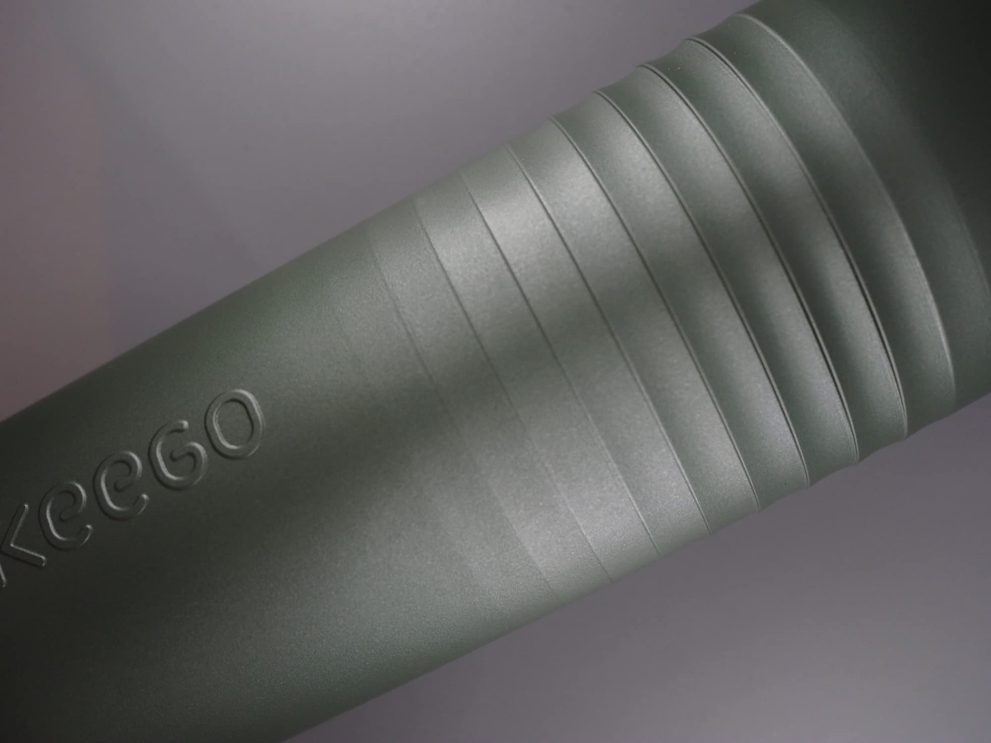 KEEGO | Die Evolution der Sportflasche | Elastisches Titan | Schützt vor Plastik im Wasser | Leicht und quetschbar | reiner Geschmack | einfache Reinigung (Gravel Green 750ml)