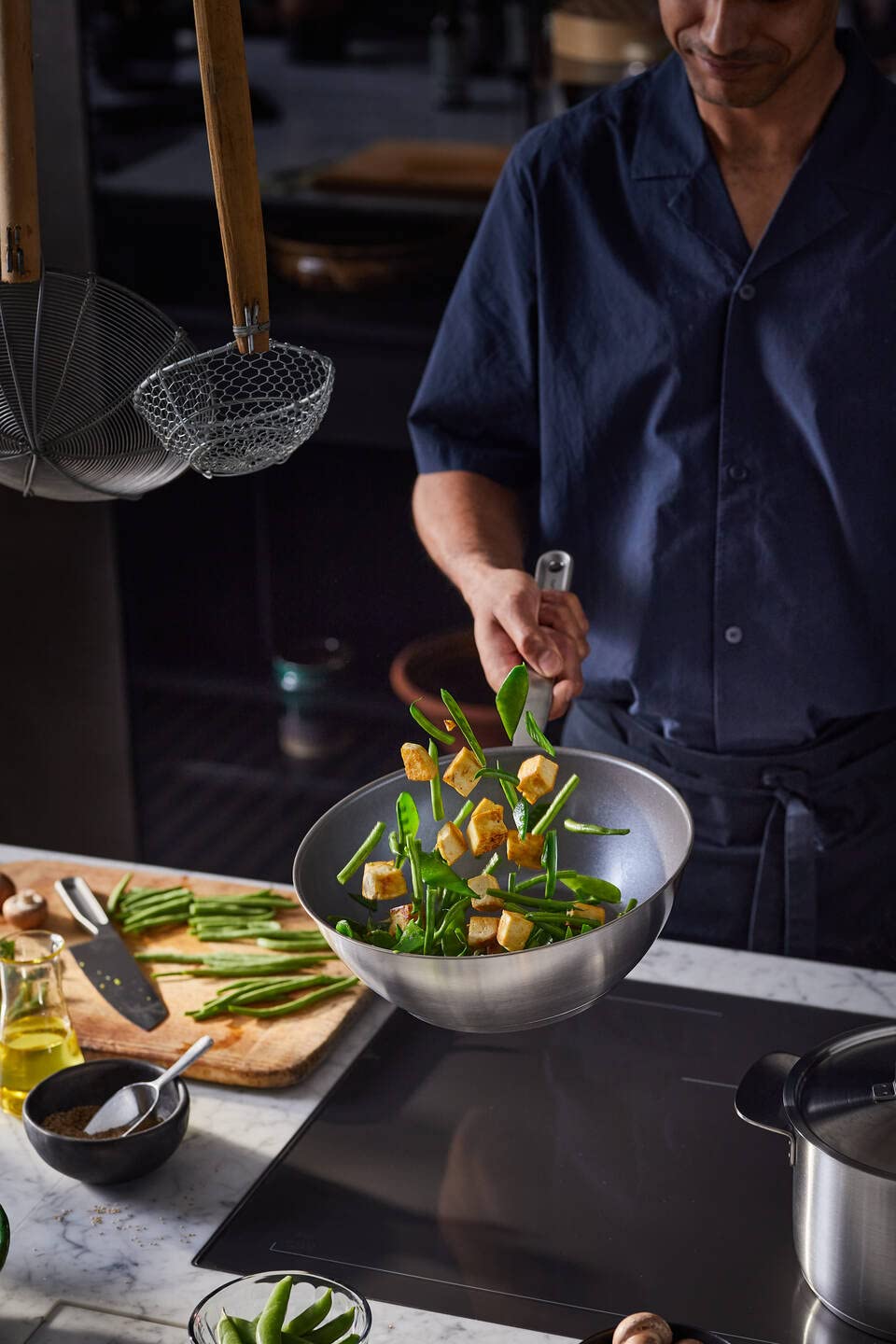 Fiskars Padella Wok, Ø 28 cm / 4,5 L, Padella Rivestita, Adatta per Tutti i Piani Cottura, Acciaio Inox Riciclato, All Steel, Argento, 1064747