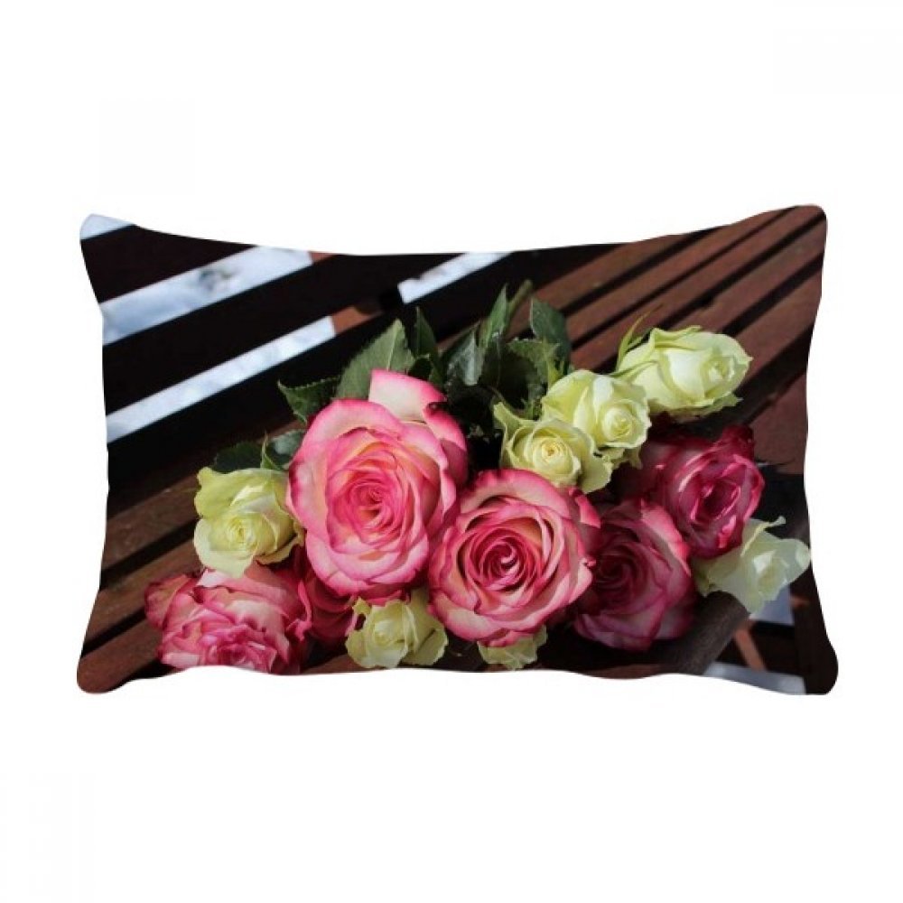 Coussin lombaire fleurs roses contre la fatigue du dos sur le canapé