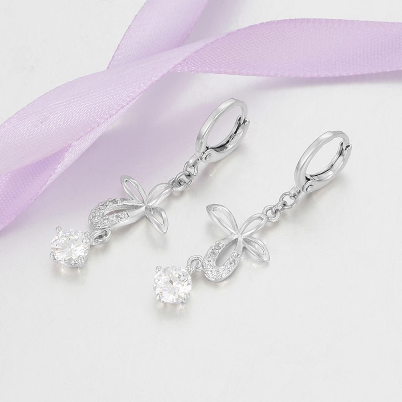 Pendientes de aro con colgante de mariposa y moissanita