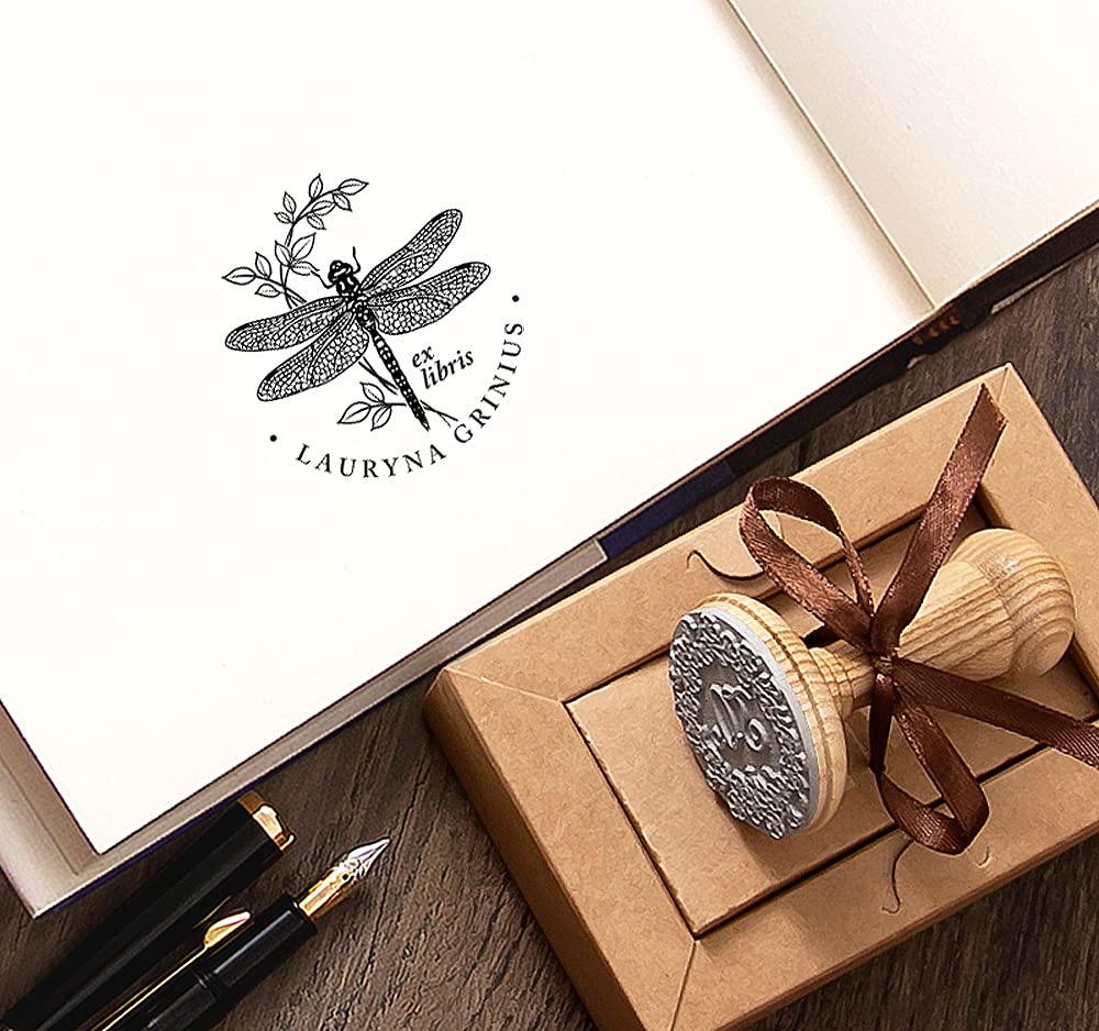 Ex Libris Libélula Personalizado – Sello para Libros, Arte de Insectos, Regalo Artesanal en Caja Bonita