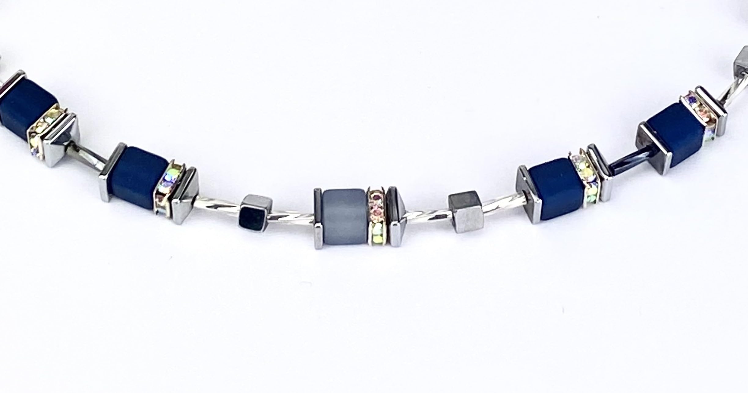 Handgemachte Hals Kette mit Polaris Würfel und Hämatit Edelstein sowie einem Edelstahlverschluss mit Verlängerung