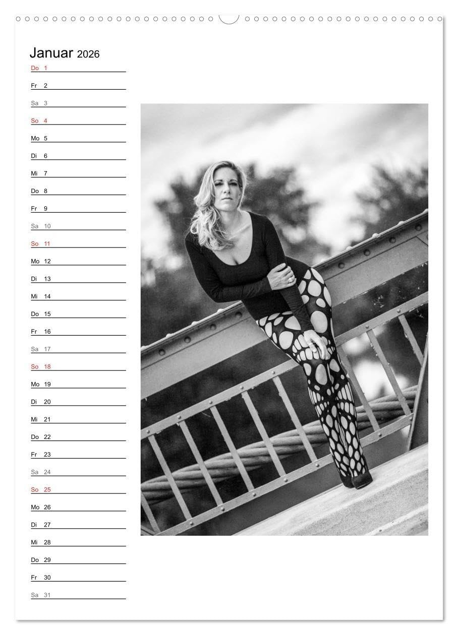 Mode in schwarz und weiß (Wandkalender 2026 DIN A2 hoch), CALVENDO Monatskalender: Bekleidung in Szene gesetzt - schwarz und weiß