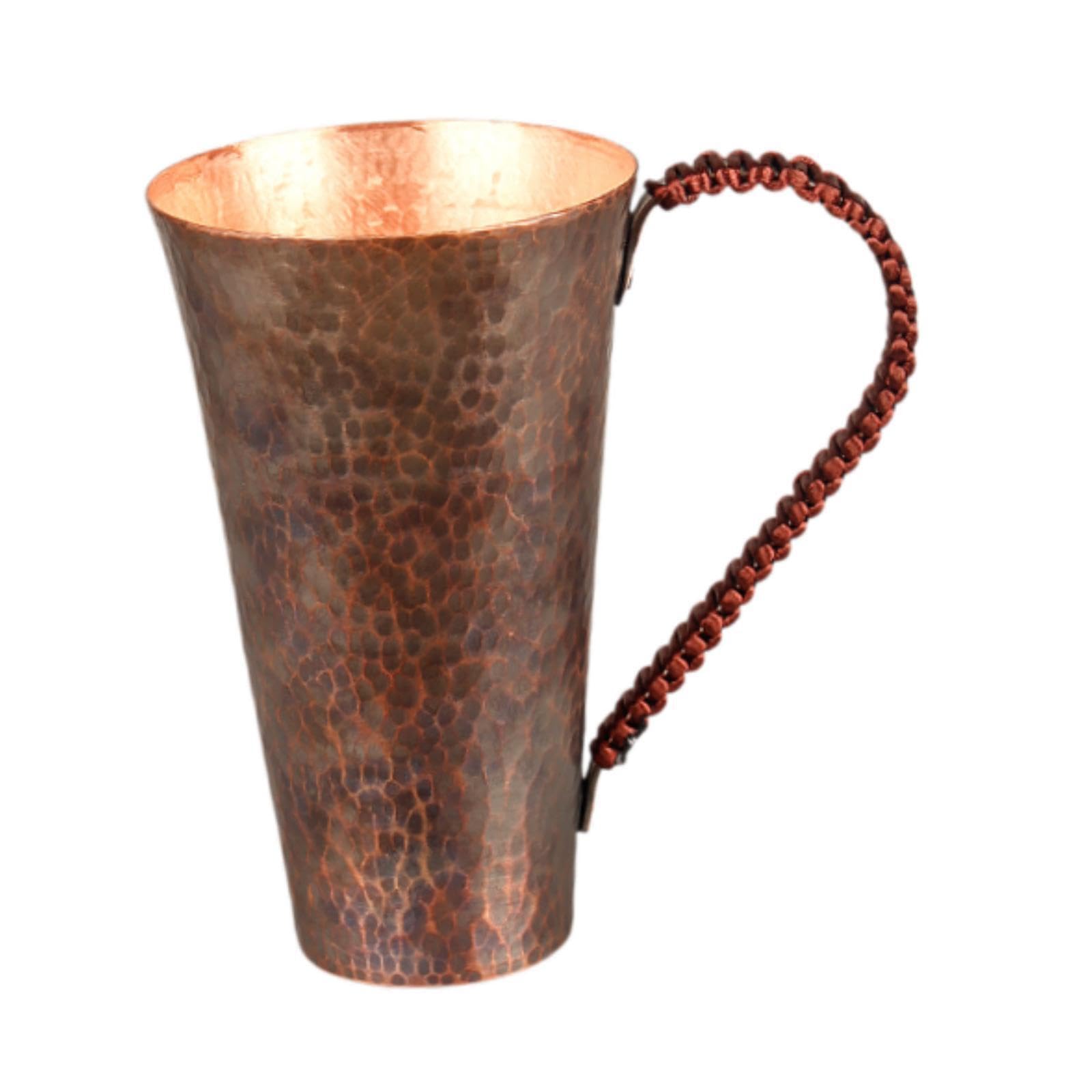Taza de cobre vintage para bebidas frías que alegra tu rincón de café