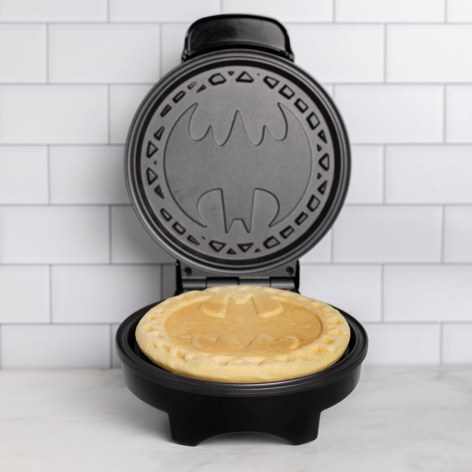 Uncanny Brands - Gofrera Logo Batman - Impresión en el gofre - Enchufe Europeo - Licencia DC Comics - Facil de usar y limpiar - Hogar y cocina - Heroes