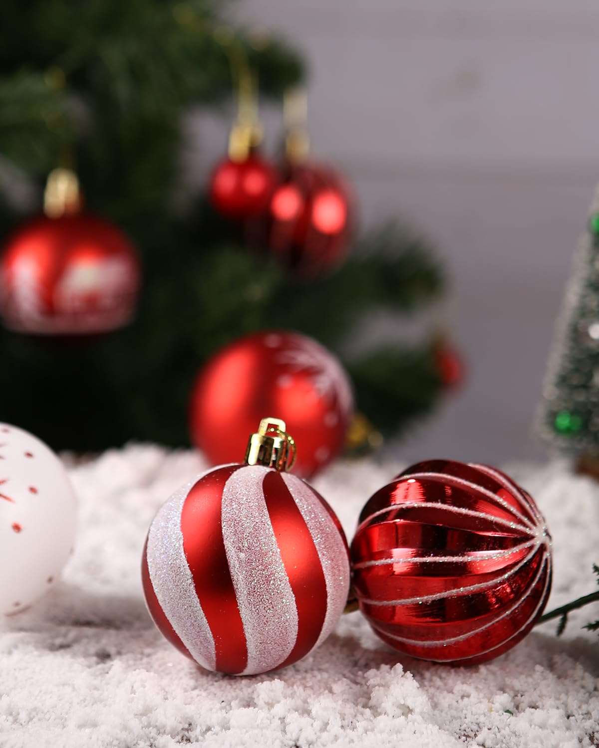Juego de Bolas de Navidad, Bolas de Navidad Blancas y Rojas, 44 Piezas, 6 cm y 3 cm, Adornos Arbol Navidad, Bolas de Plástico Blancas y Rojas para Decoración Arbol Navidad Casa