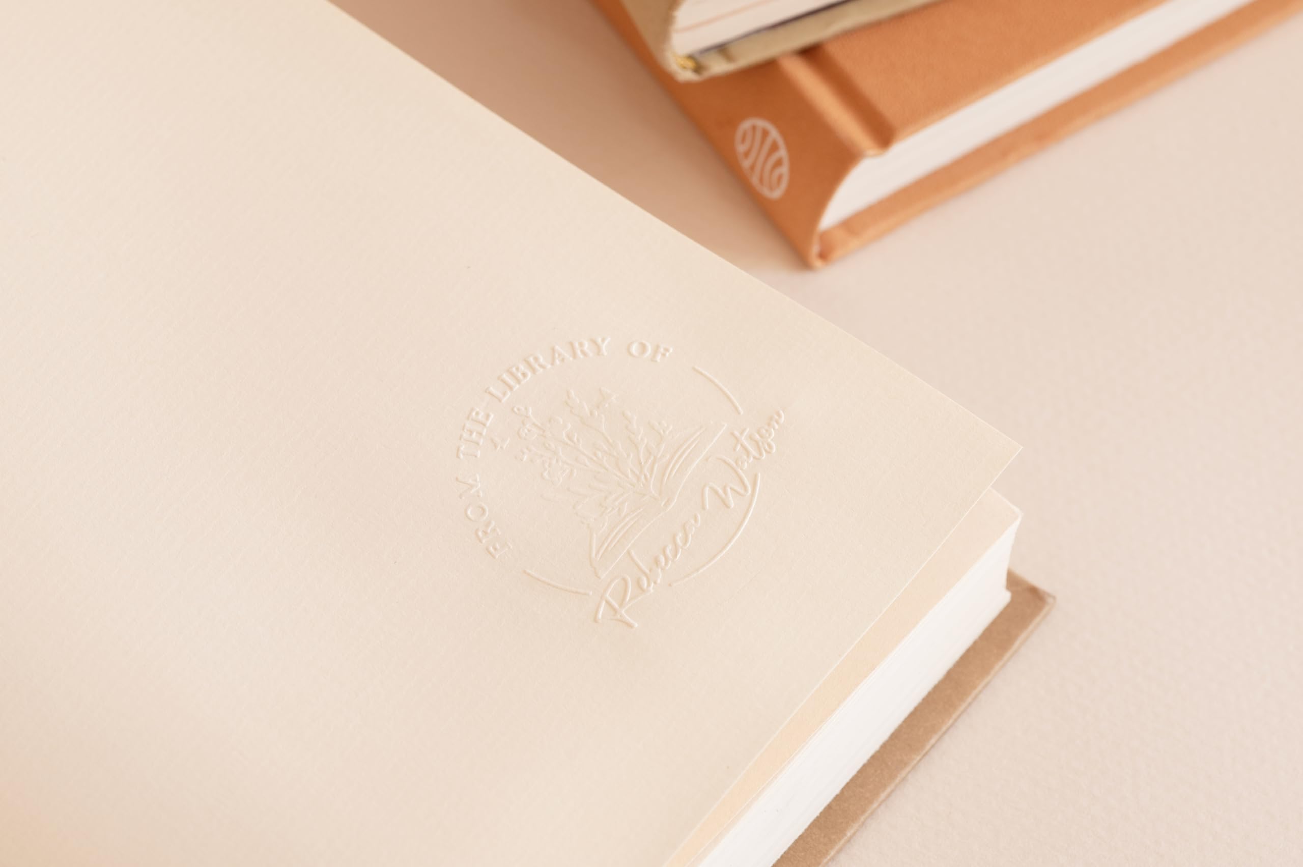 Stamp by Me – Sello para Libros en Relieve Personalizado | Embosador de Libros Ex Libris | Tamaño 10 x 10 cm | Diámetro de 40 mm | 5 Diseños Personalizables con Nombre | Marcador en Seco Elegante