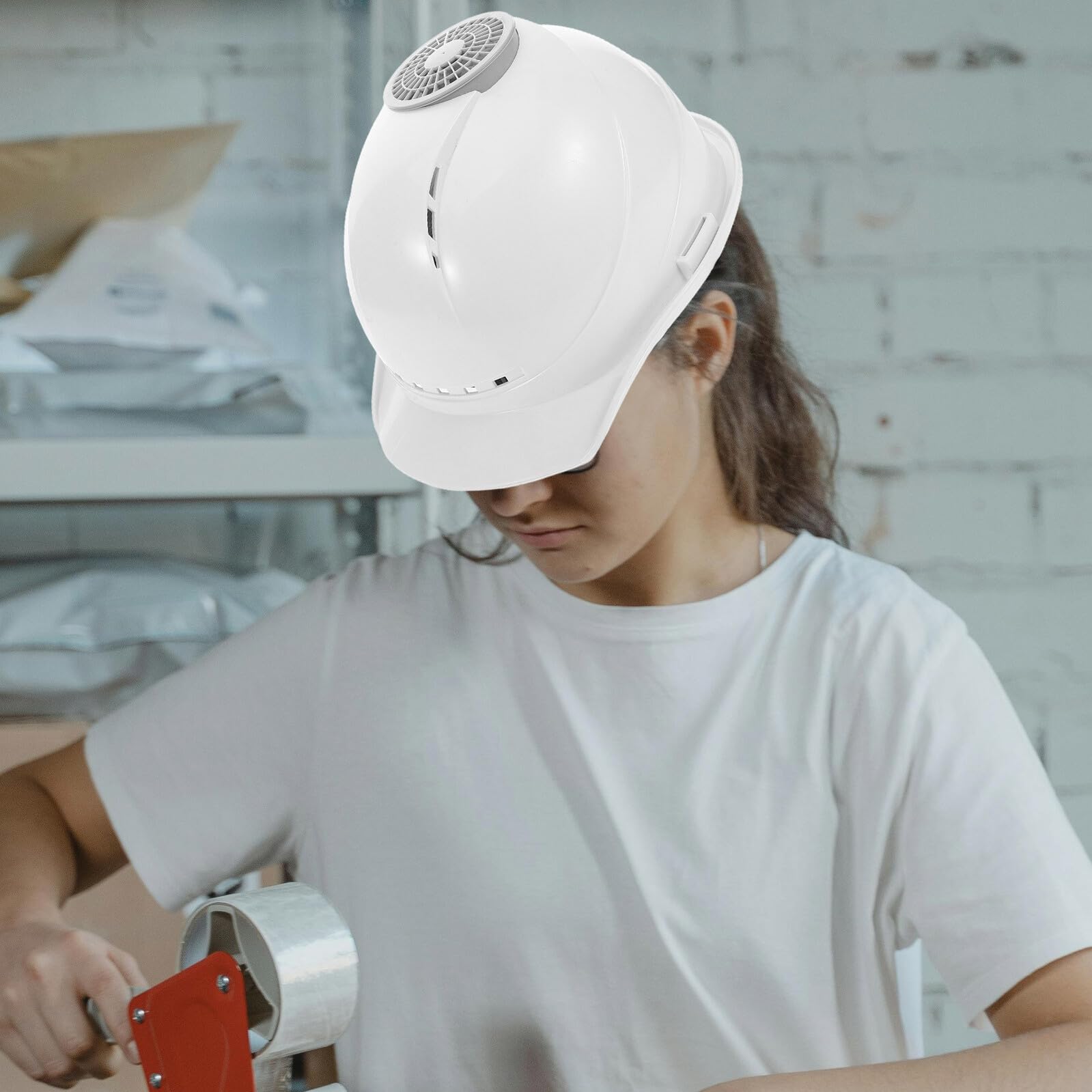 Casco Design Multifunzionale V-shaped Ventilatore USB Integrato di Sicurezza Bianco Protezione e Raffreddamento Estivo Garantiti per Festa Estiva e Lavori Esterni