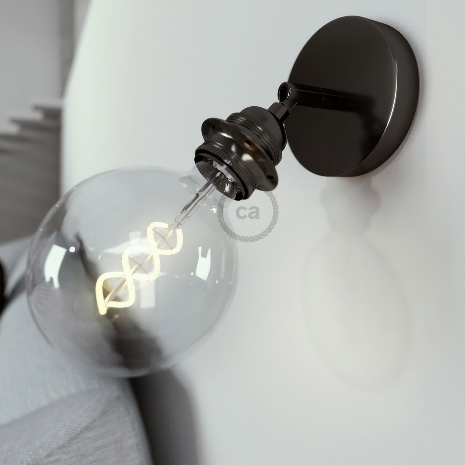 creative cables Lámpara de pared o techo Metal 90°, orientable con portalámparas roscado E27 - Con bombilla, Negro perla