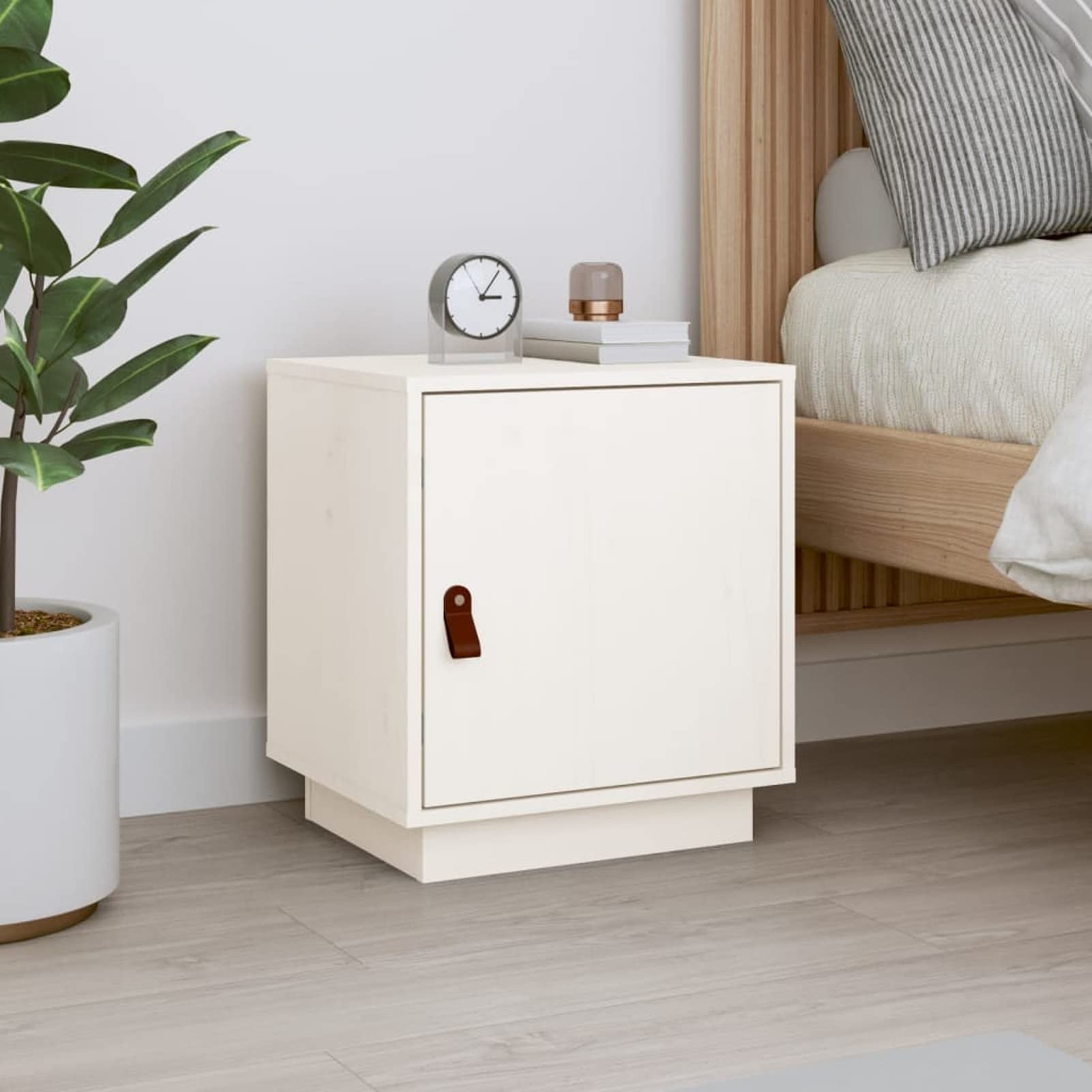 Table de chevet blanc stable en bois pour en finir avec le désordre de lit