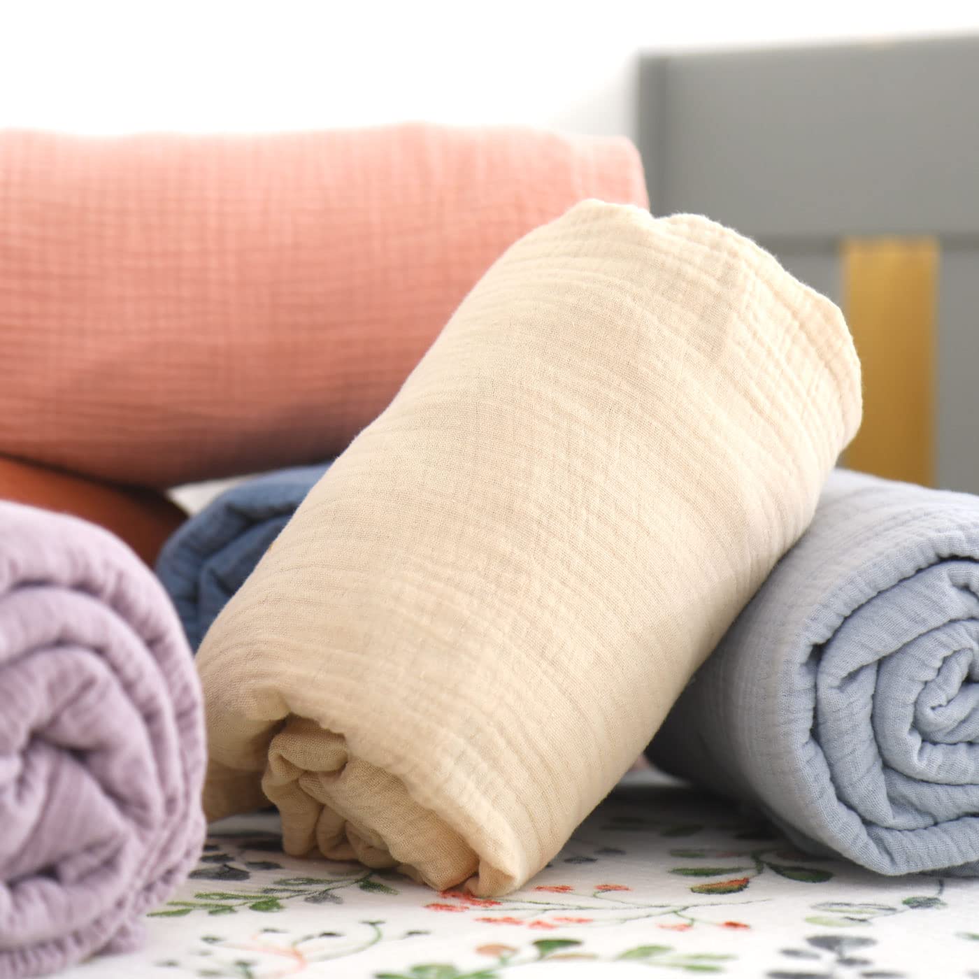 GRSSDER 1 lenzuolo per culla in mussola morbida, 100% cotone, con tasca profonda per ragazzi e ragazze, adatto a materassi per culla standard 132 x 71 cm, sicuro e aderente, beige
