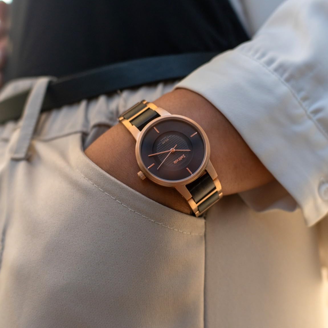 Solaruhr Damen - Freiberg Holzuhr 34mm, gefertigt aus Sandelholz oder Eichenholz mit fortschrittlicher japanischer Solartechnologie und einem eleganten, nachhaltigen Design. (schwarz)