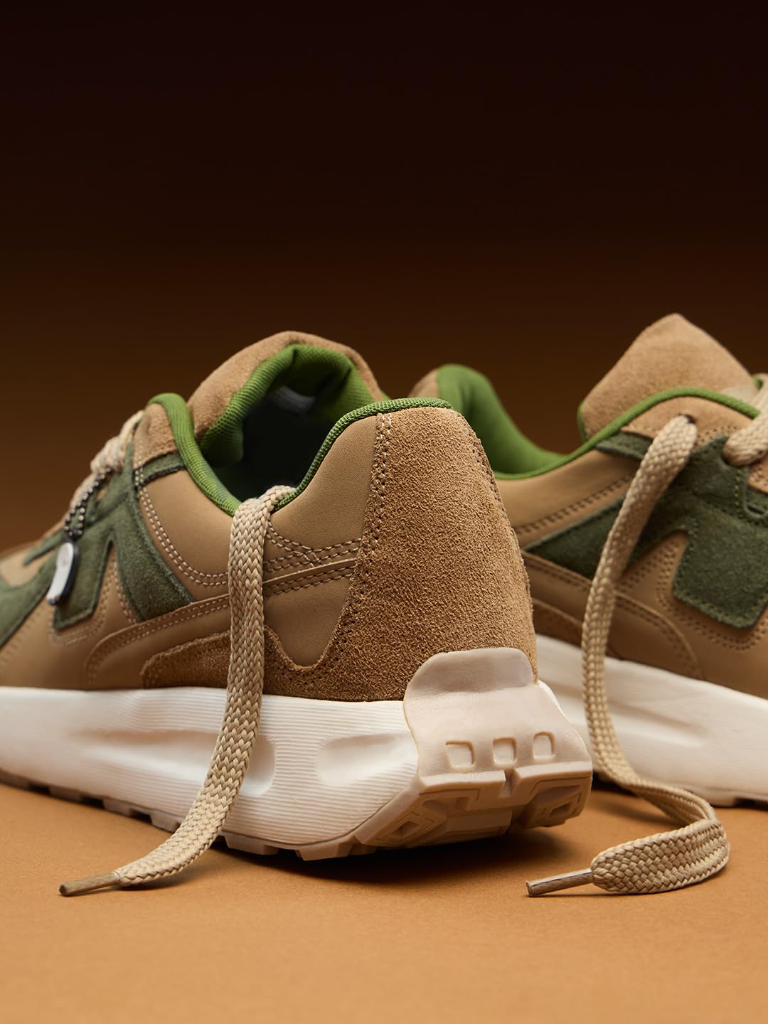 The Souled Store Souled: Olive Grove - Tenis bajos para hombre y niño, color marrón y verde de gamuza de primera calidad con malla transpirable, entresuela acolchada de EVA y suela flexible
