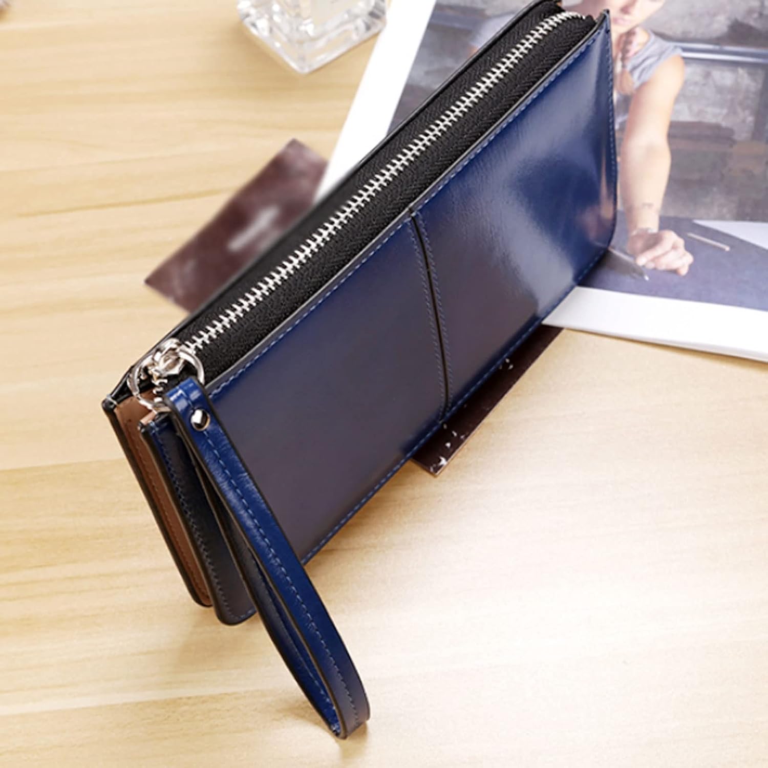 Purses for Women Women's Wallet Vintage Oil Wax Leather Zipper Clutch Female Large Capacity Coin Purse Ladies Wristband Simple Card Holder