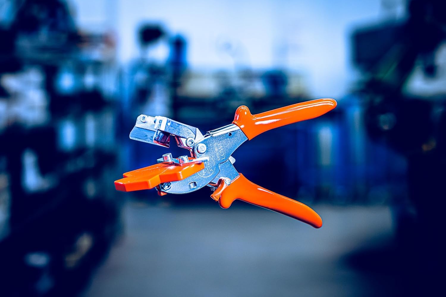LÖWE® - Forbici per guarnizioni 4.104/V con due angoli di arresto per uso professionale nella costruzione di finestre – Strumento di guarnizione con taglio a V per sganciare profili di guarnizione agli angoli esterni