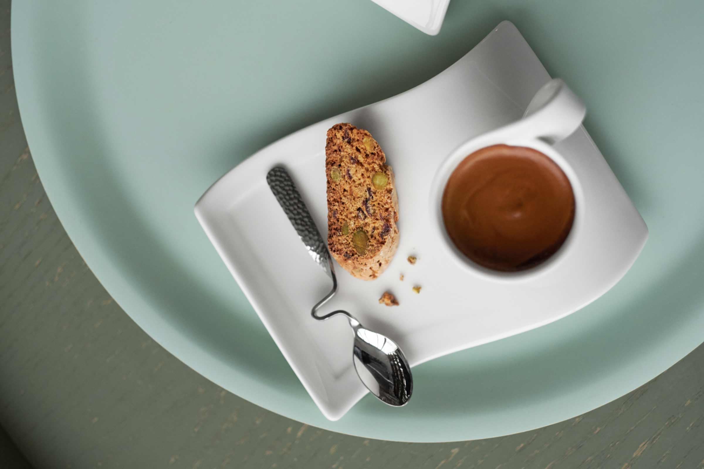 Villeroy & Boch NewWave Caffè Lot de 12 petites cuillères à café et à expresso au design ondulé NewWave en acier inoxydable de qualité supérieure, passent au lave-vaisselle, 17,5 cm et 12 cm, argent
