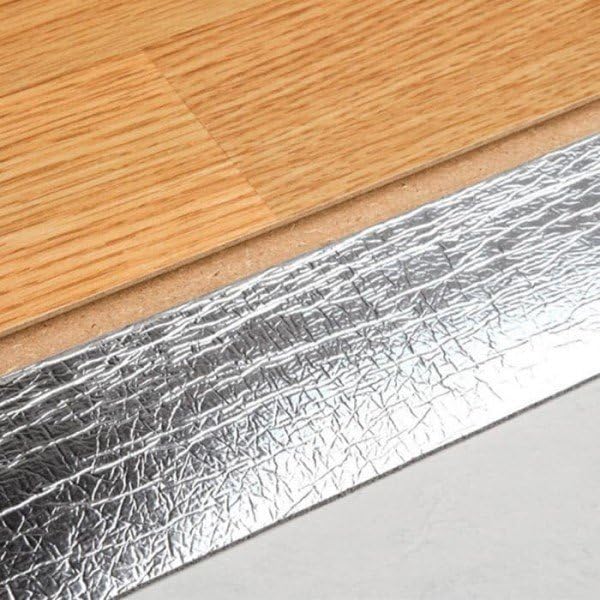 Base aislante metalizada con espuma | Antihumedad y Aislamiento acústico para Tarimas y Parquet | 2mm - 24m² | Corrige posibles desniveles del suelo