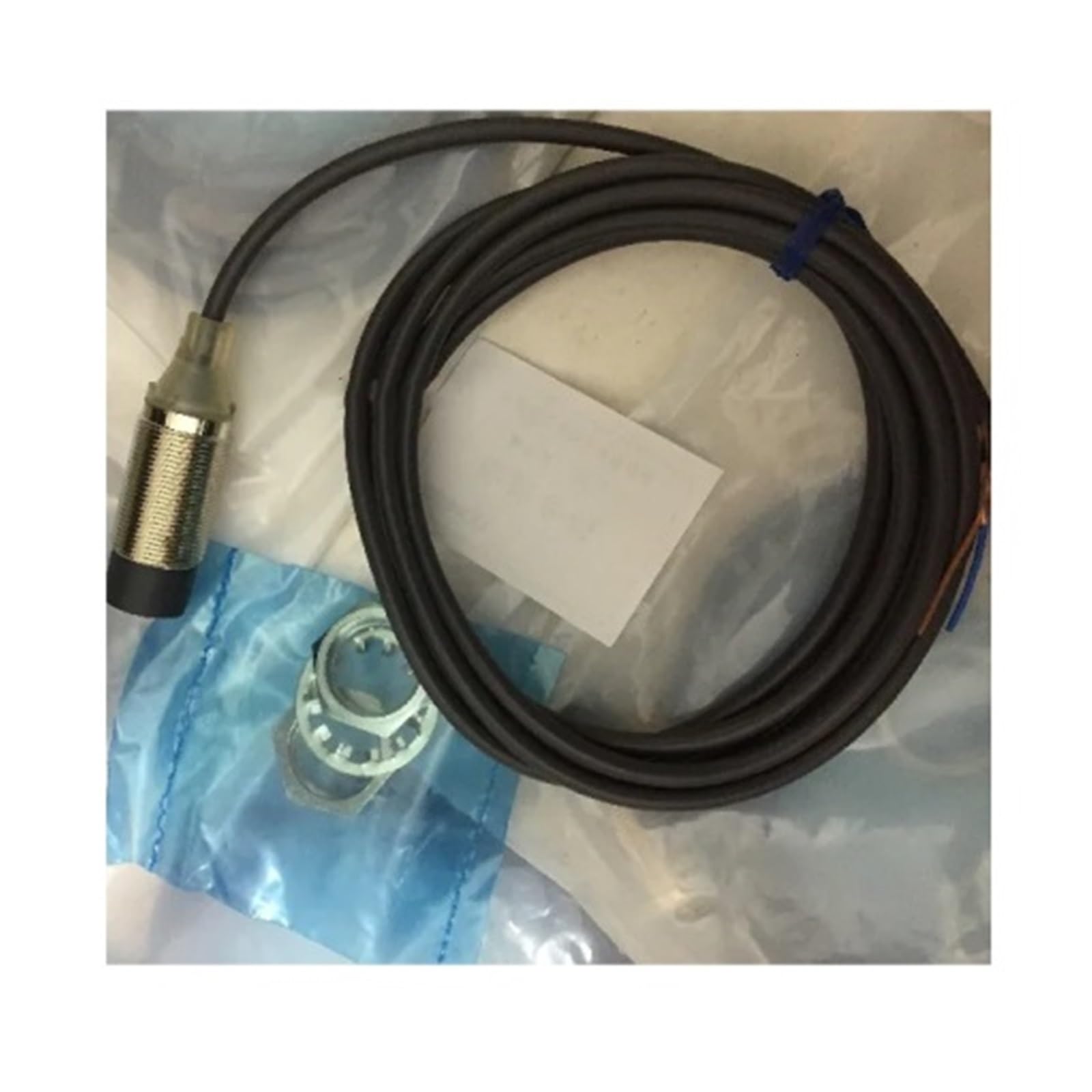 Capteur E2B-M30LN20-WP-B1 pour éviter les pannes de détection sur convoyeur