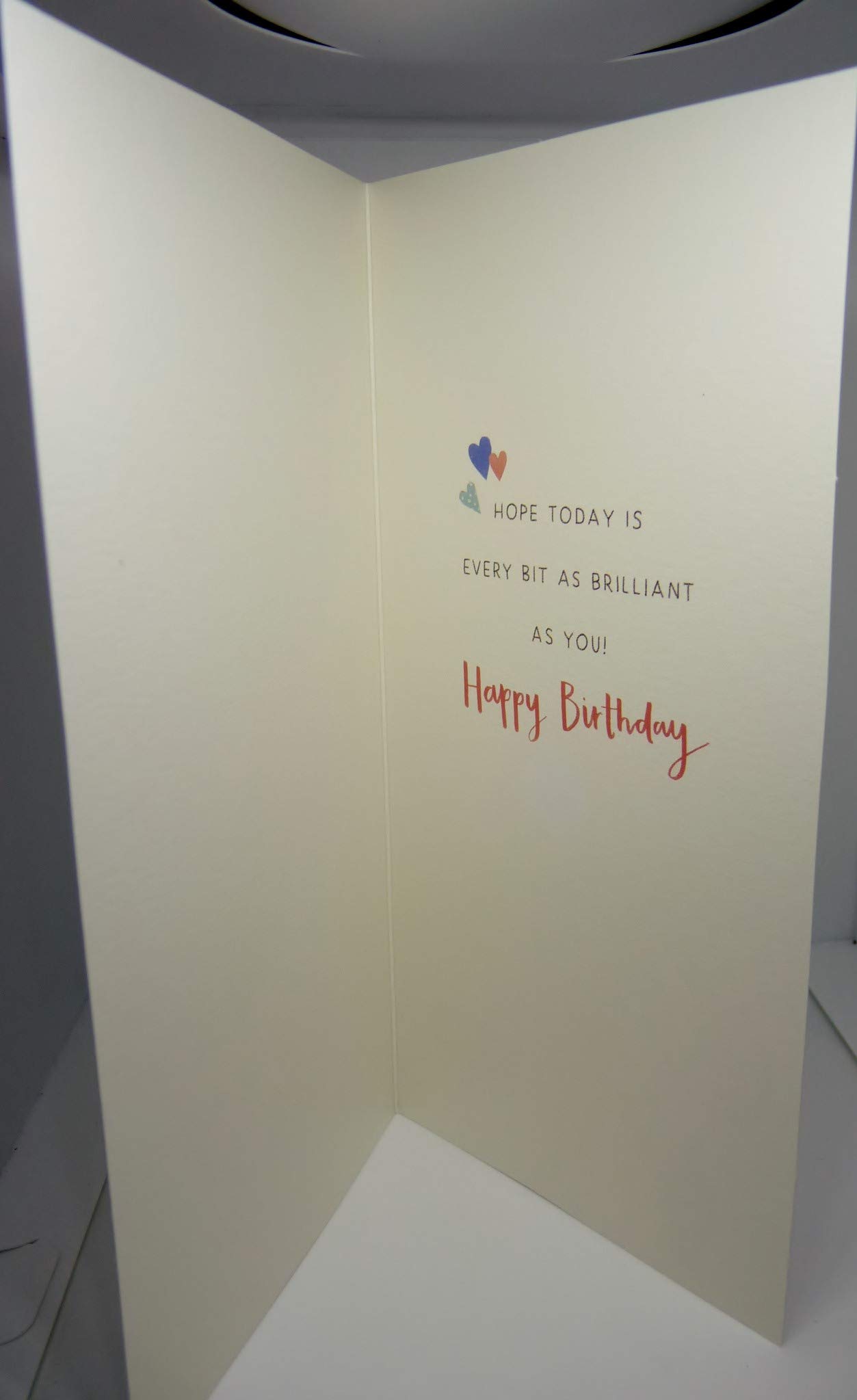 Biglietto di auguri di buon compleanno con una farfalla in un cerchio di colore verde Illustrazione vettoriale | Vettore Premium