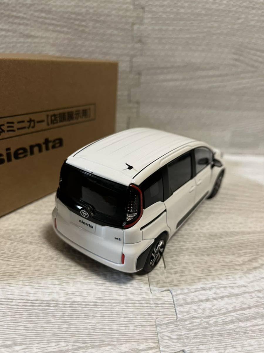 sienta ホワイトミニカー 未開封 新品・未開封】シエンタ ホワイトパール 白 ミニカー カラーサンプル 1