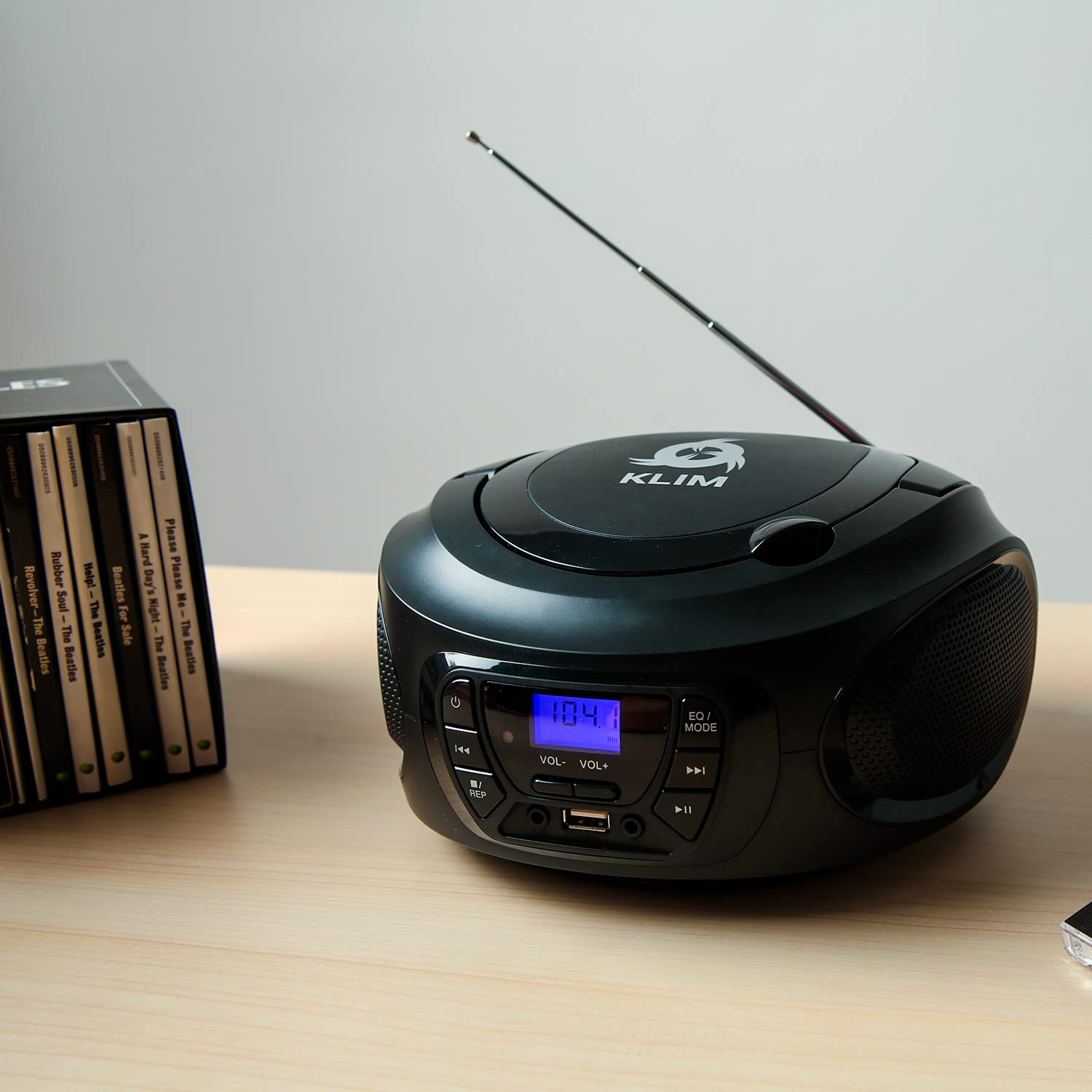 KLIM Boombox Poste Radio CD -Radio FM, Poste CD Bluetooth, MP3, USB, AUX - Piles Rechargeable Incluses - Modes Filaire et sans Fil - Compact et Robuste Lecteur CD Portable- Noir