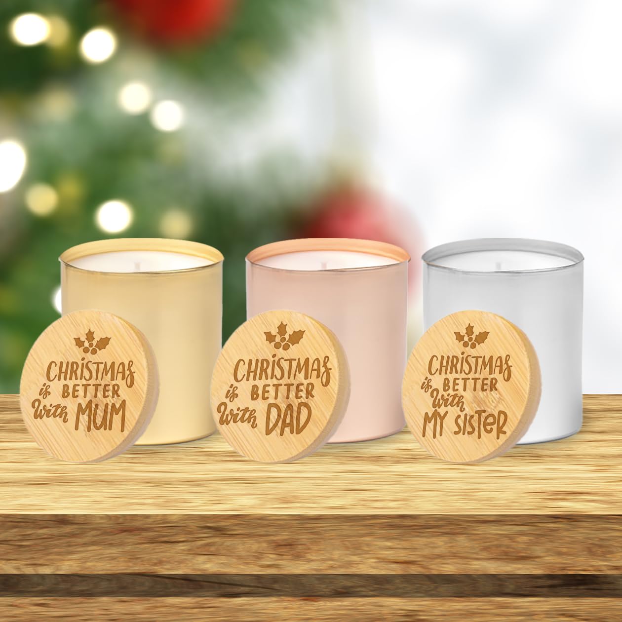 ''Christmas is better with'' Set Regalo Natalizio di 3 Candele Profumate alla Vaniglia con Coperchi in Legno Personalizzati, Decorazione Natalizia per Famiglia idea regalo natale personalizzata