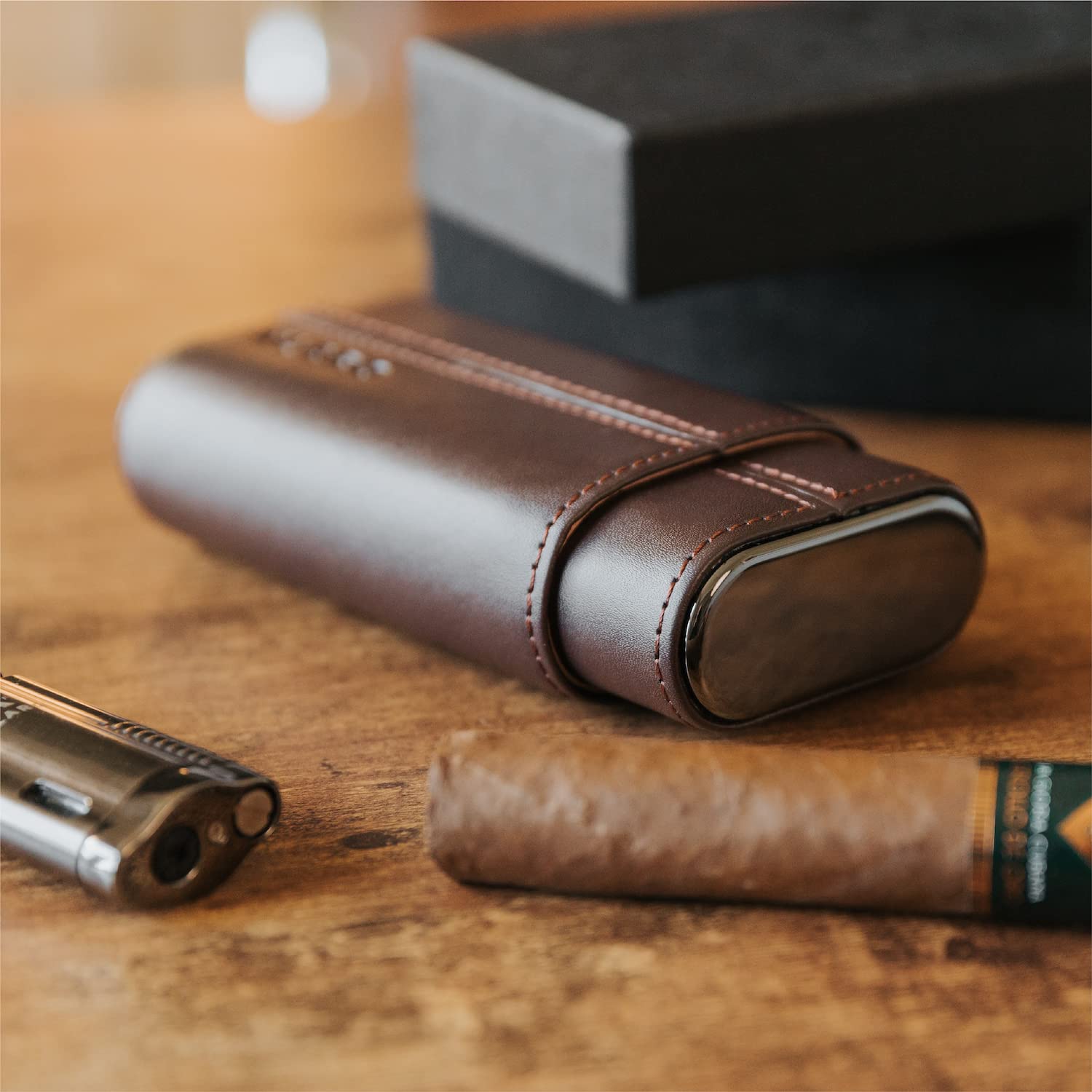 CASE ELEGANCE Estuche Protector de Viaje Premium para 3 cigarros, Cuero marrón de Grano Superior Genuino, Forrado de Cedro con Tapas de Extremo de Metal Dorado, empaque Listo para Regalo