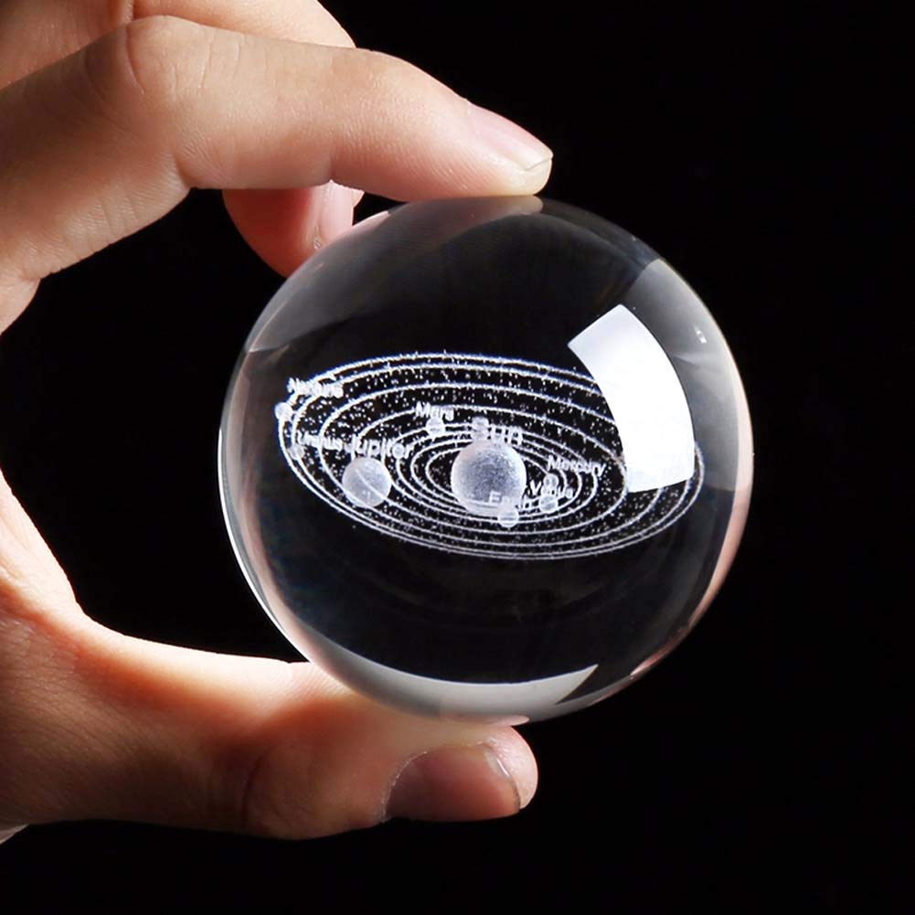 Globo Di Cristallo Inciso – Mini Mappa Del Mondo In Vetro – Sfera Decorativa 6,5 Cm – Base Inclusa – Oggetto Regalo Per Scrivania E Viaggiatori