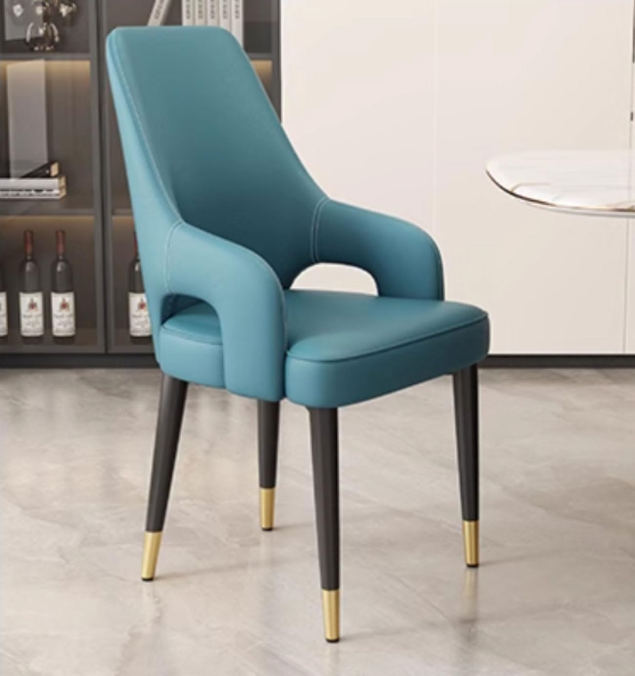Chaise de salle à manger en tissu et cuir au design épuré pour intérieur chic