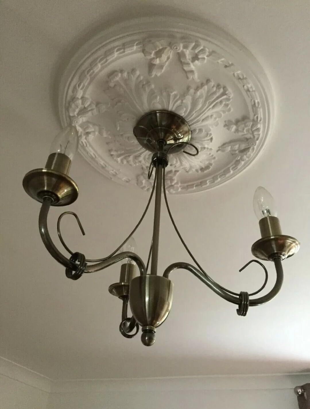 Decorazione per soffitto in gesso con rose, acanto e fiocco, 400 mm.