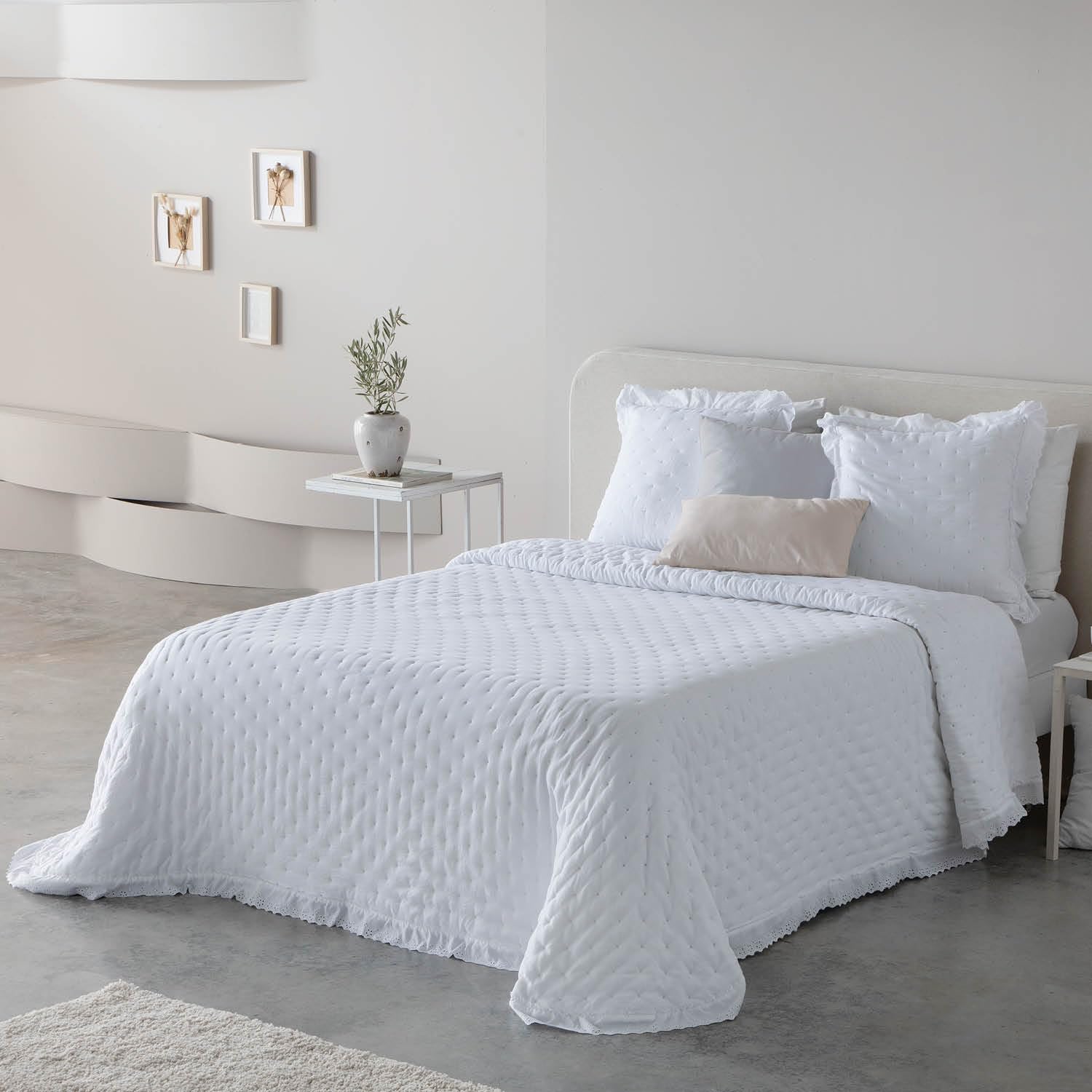 Fundeco - Colcha Cama de 135 - Tejido Jacquard - 235x270 - Color Blanco - Incluye 2 Fundas de Cojín Decorativo 50x70 cm (Adelia Blanco)