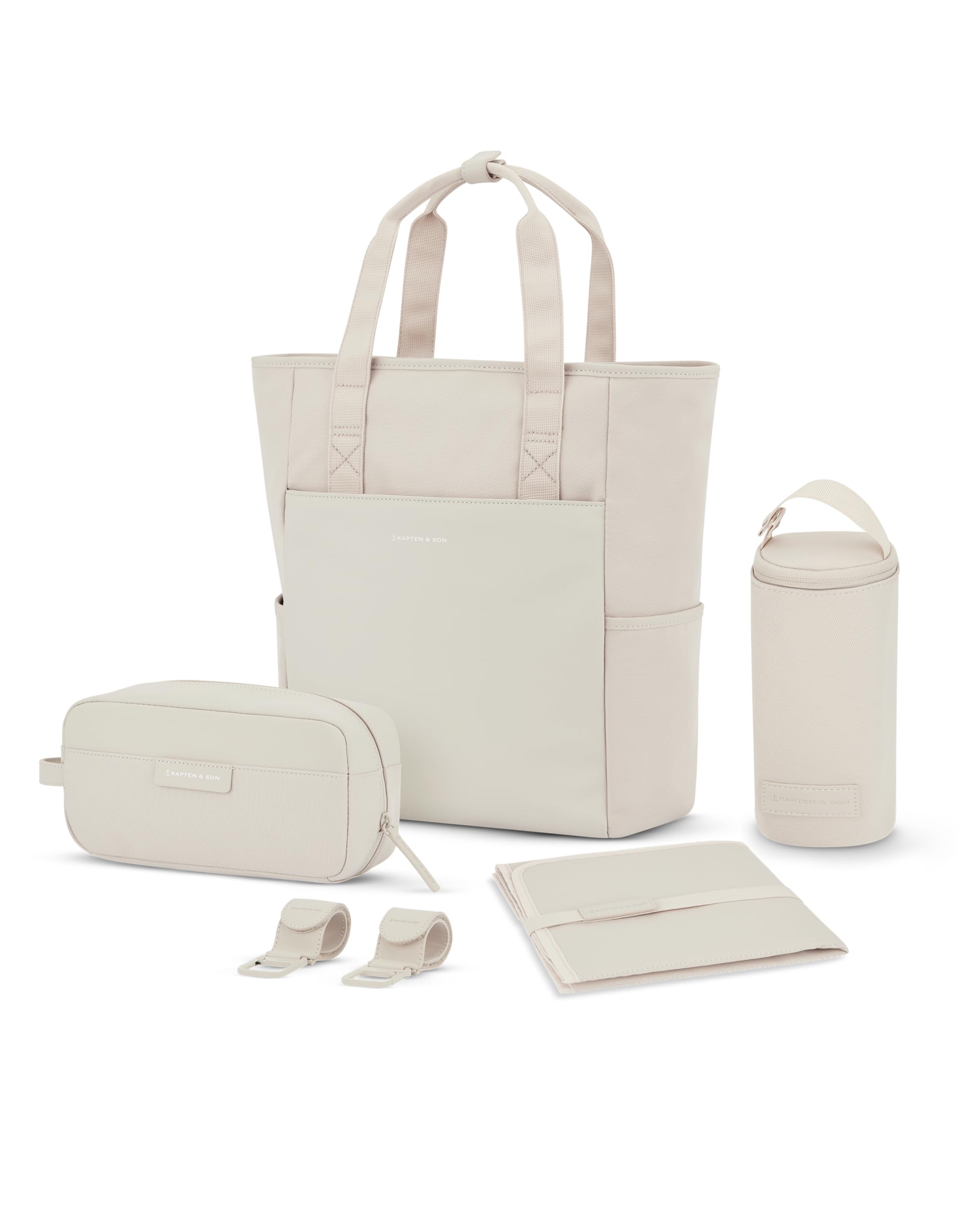 Kapten & Son Rucksack Lindby Diaper Set Sandstone 18 L | 2in1 Wickelrucksack & Wickeltasche mit Kinderwagen- und Kofferbefestigung | inklusive Kulturtasche, Wickelunterlage & isolierter Flaschenhalter