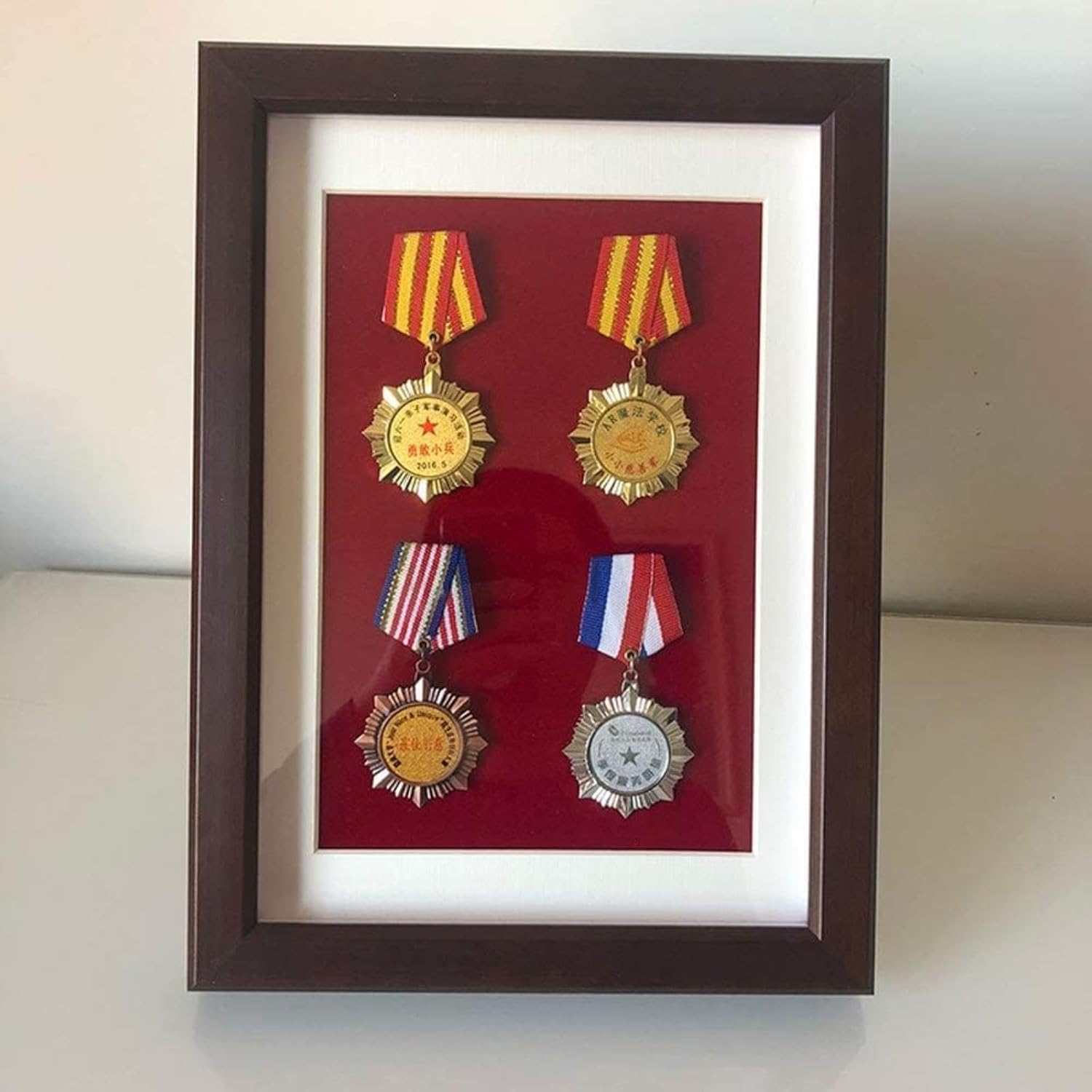 Cadre vitrine pour médailles militaires A4 : protégez vos insignes du jaunissement