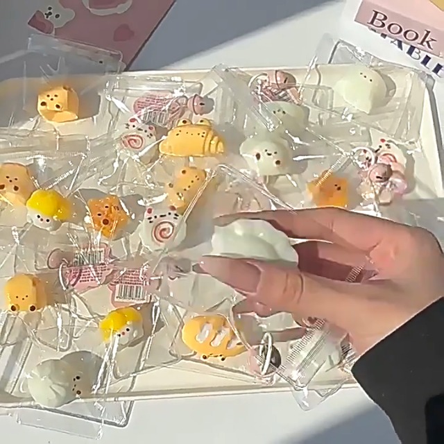 Amazon | ミニ スクイーズ キーホルダー 9個セット ぷにぷに 水感 低