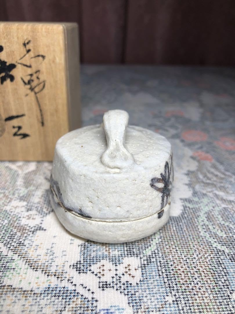 Amazon.co.jp: 織部焼 山口茂作 織部釉 鉄絵 香合 共箱 茶道具 茶器