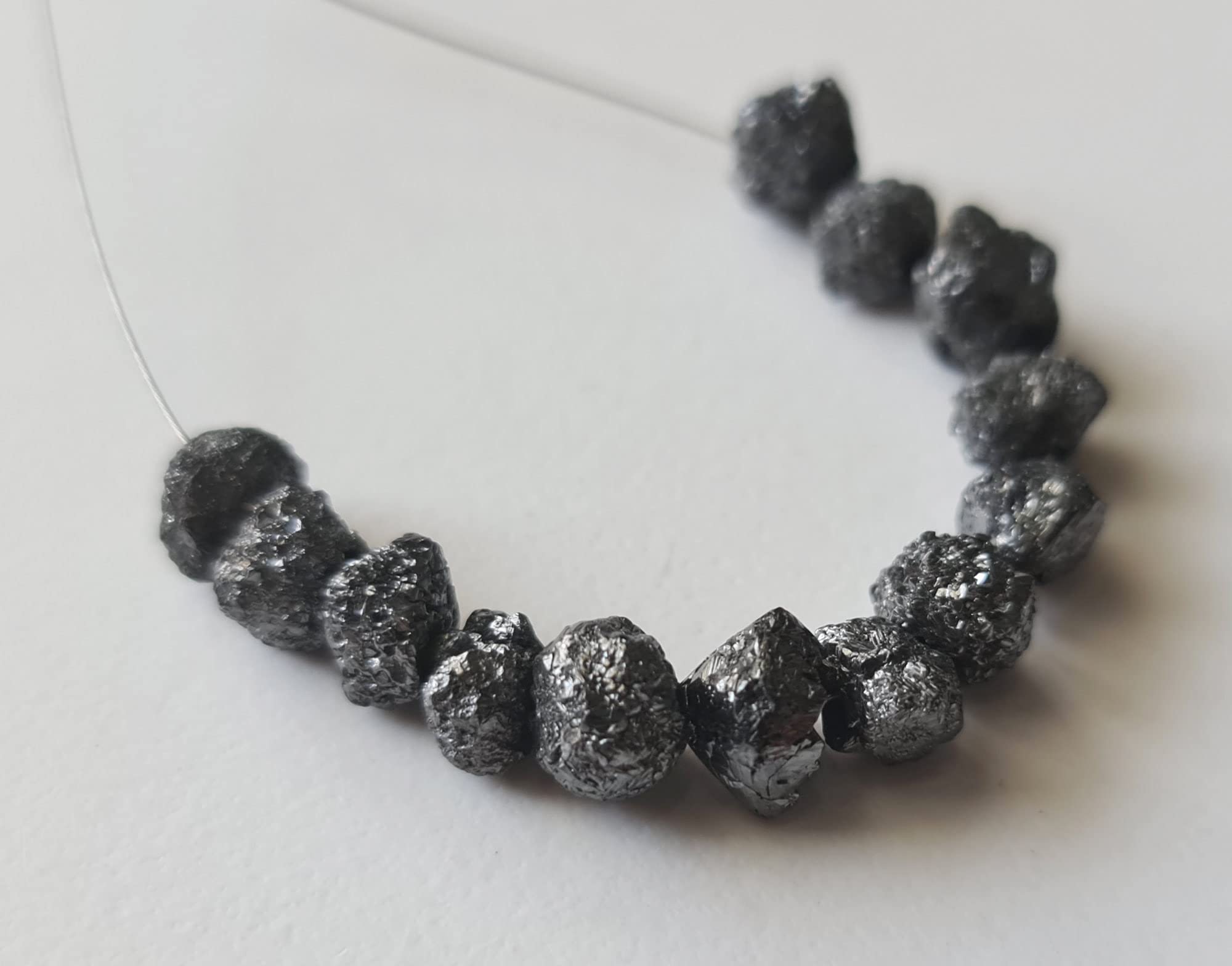 8–8,5 mm große schwarze Rohdiamantperlen für Damen, 2 mm großer, gebohrter schwarzer Diamant, loser Diamant, schwarze Rohdiamantperlen (1 Stück bis 2 Stück Optionen) – PDD54