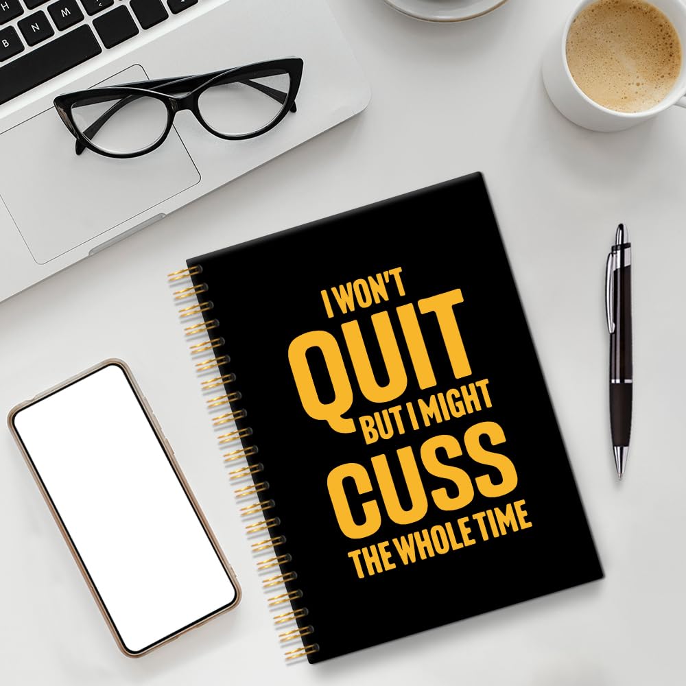 PUVOXHO Taccuino a spirale con 160 pagine bianche con scritta "I Won't Quit But I Might Cuss The Whole Time", regalo divertente e sarcastico per colleghi, regali per scherzi in ufficio, regali